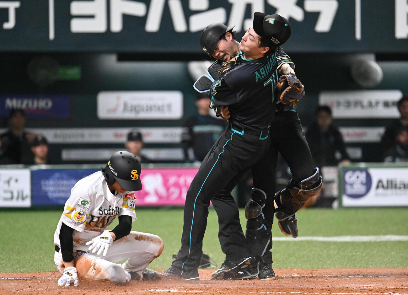 ソフトバンク対日本ハム　2回裏ソフトバンク2死三塁、本塁付近で田宮（中央）と激しく接触する有原　左は生還した川瀬（撮影・林敢治）