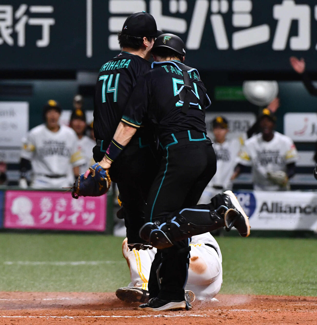 ソフトバンク対日本ハム　2回裏ソフトバンク2死三塁、暴投で生還した三塁走者の川瀬（下）を避けた際に捕手の田宮（右）とぶつかった有原（撮影・岩下翔太）