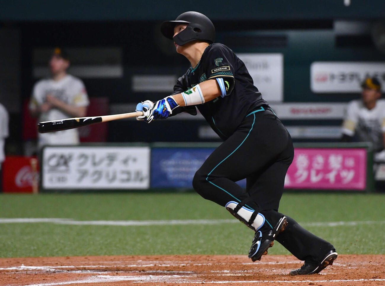ソフトバンク対日本ハム　8回表日本ハム無死、郡司は左中間へ本塁打を放つ（撮影・岩下翔太）