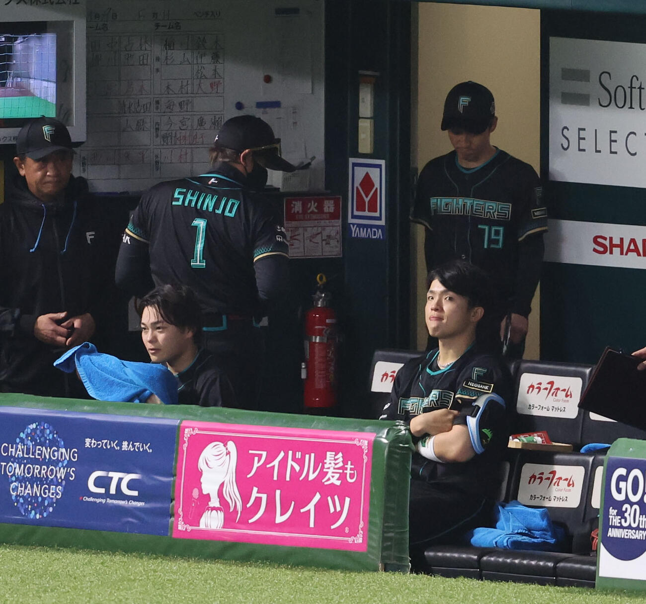 ソフトバンク対日本ハム　開幕3連戦を終えた日本ハム新庄監督はベンチ裏に引き揚げる（撮影・梅根麻紀）