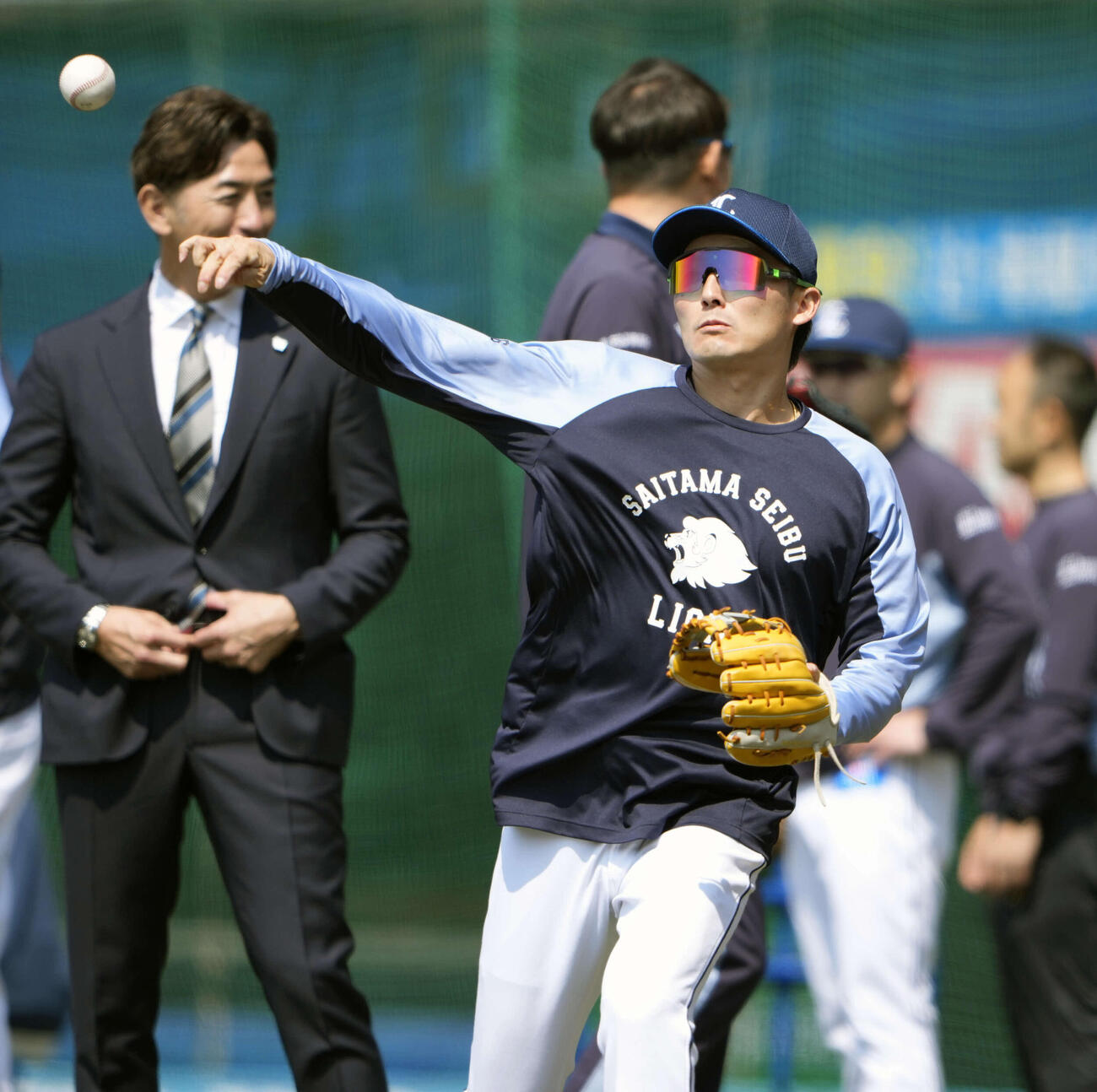 キャッチボールをする西武源田（撮影・小島史椰）