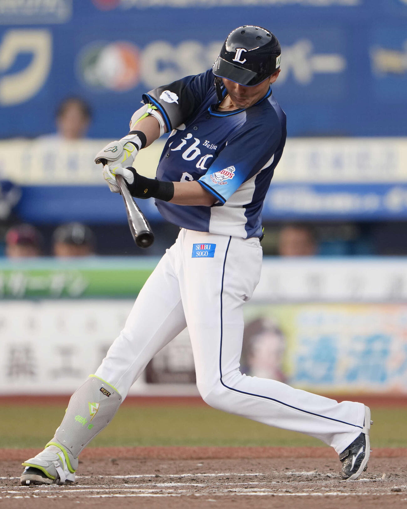 ロッテ対西武　9回表西武1死二、三塁、2点適時打を放つ源田（撮影・小島史椰）