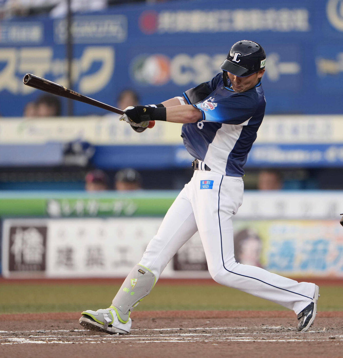 ロッテ対西武　9回表西武1死二、三塁、2点適時打を放つ源田（撮影・小島史椰）