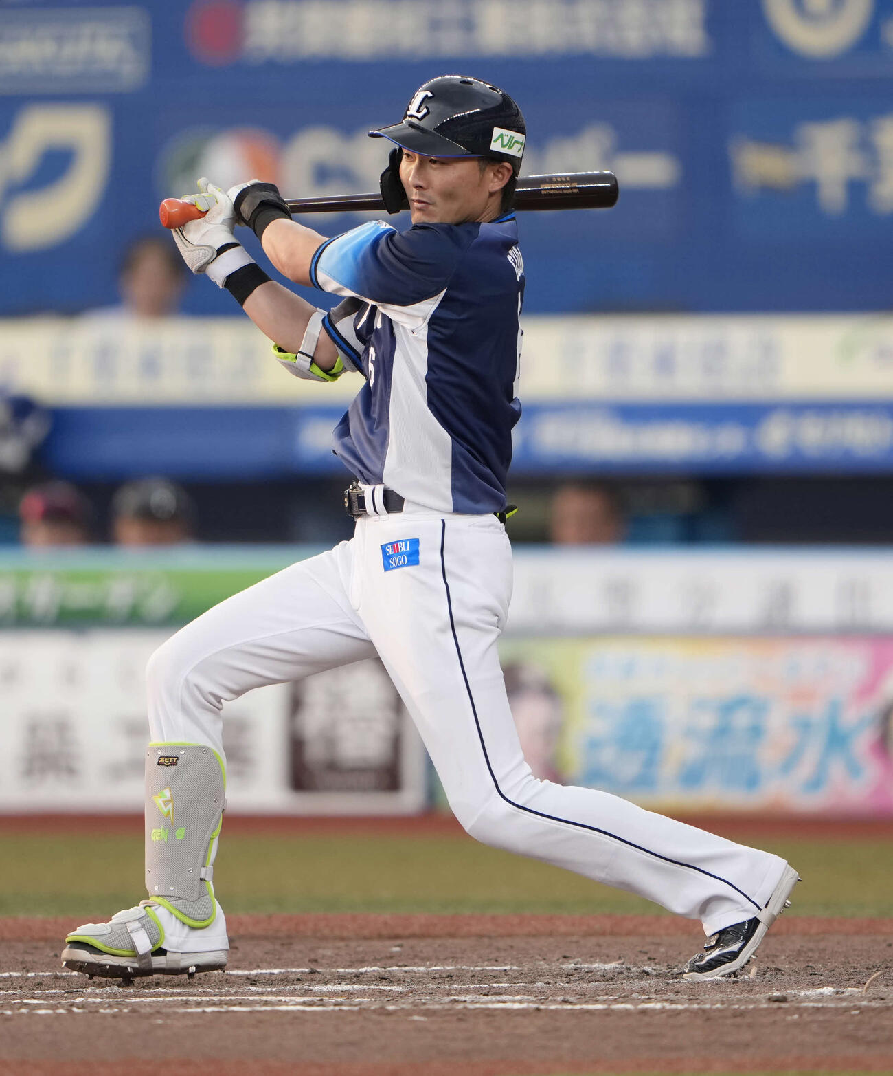 ロッテ対西武　9回表西武1死二、三塁、2点適時打を放つ源田（撮影・小島史椰）
