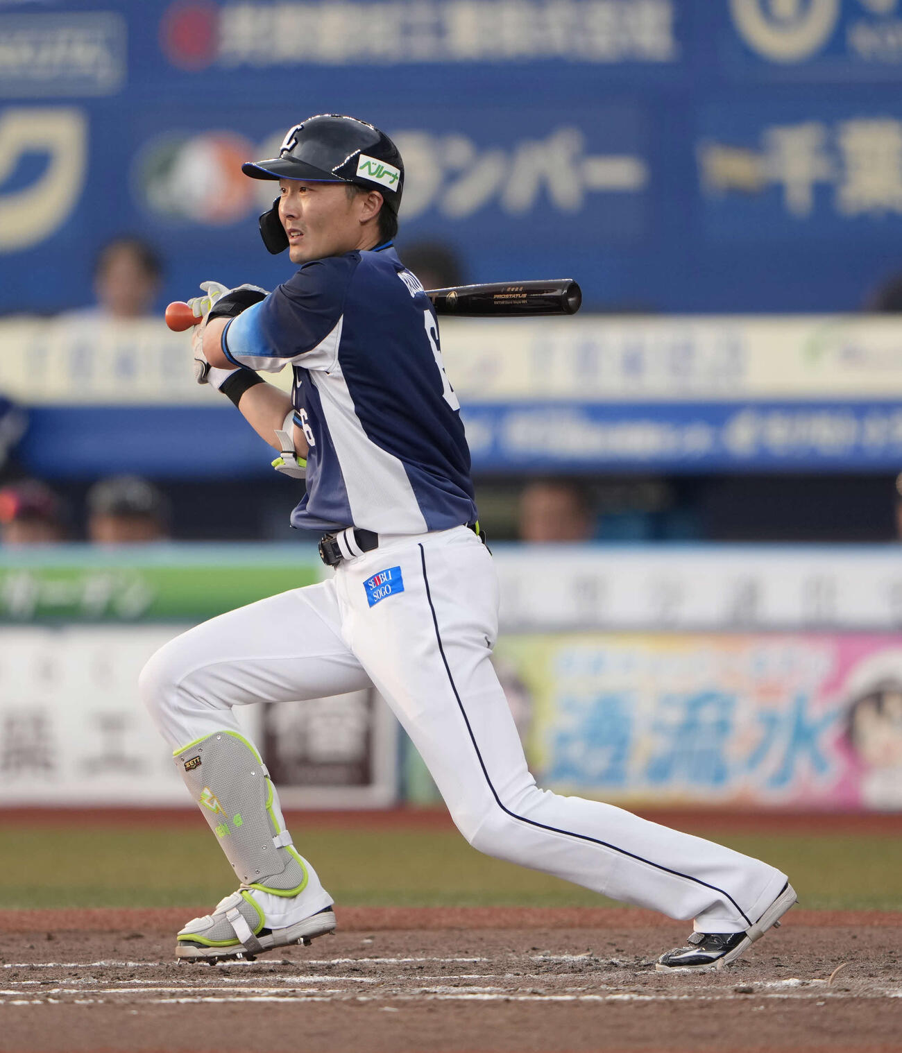 ロッテ対西武　9回表西武1死二、三塁、2点適時打を放つ源田（撮影・小島史椰）