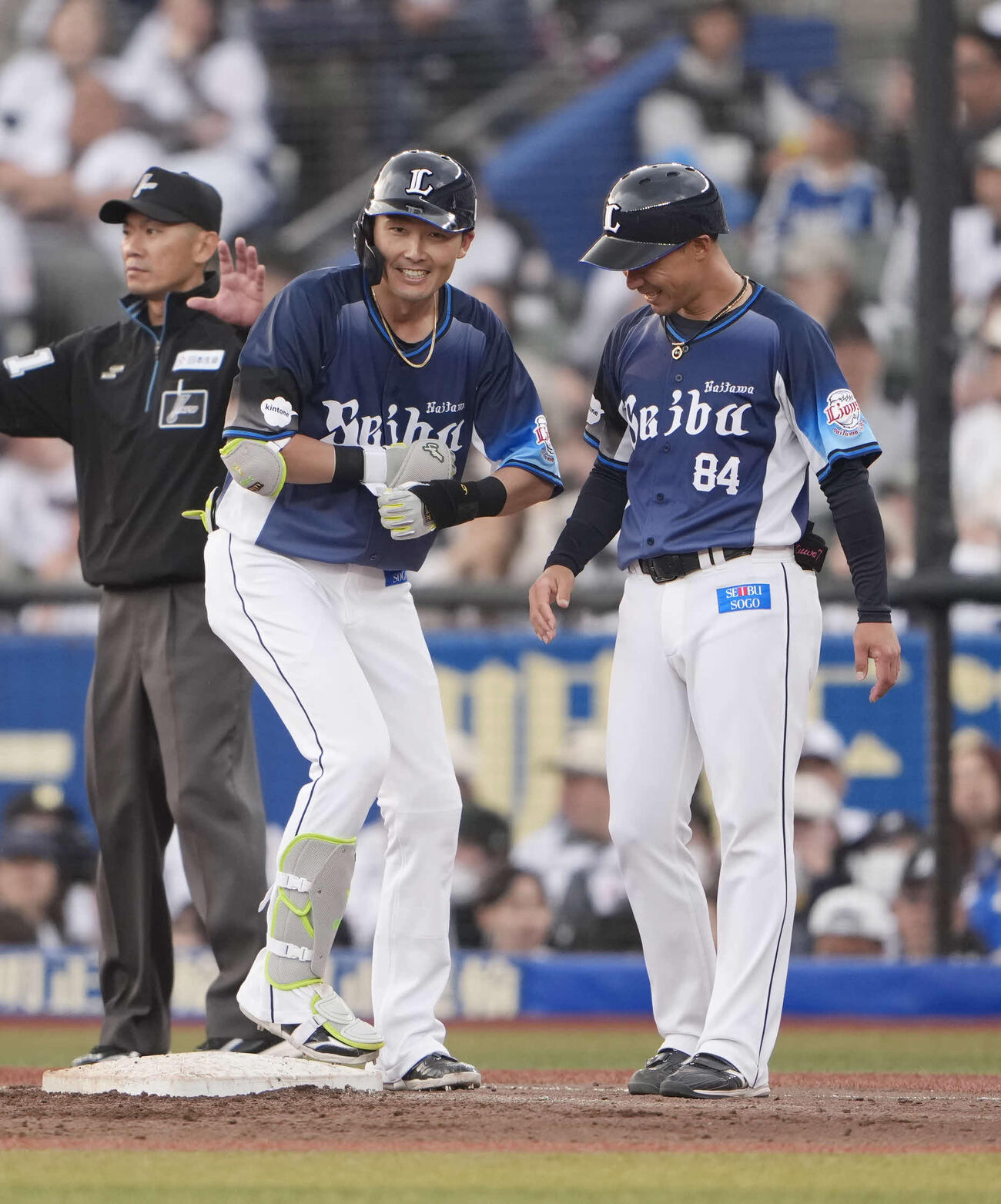 ロッテ対西武　9回表西武1死二、三塁、2点適時打を放ち笑顔を見せる源田（中央）（撮影・小島史椰）