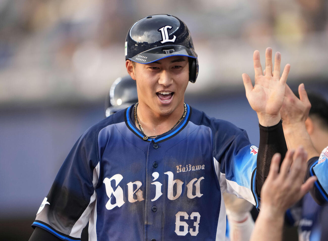 ロッテ対西武　9回表西武1死二、三塁、源田壮が2点適時打を放ち生還後タッチする長谷川（撮影・小島史椰）