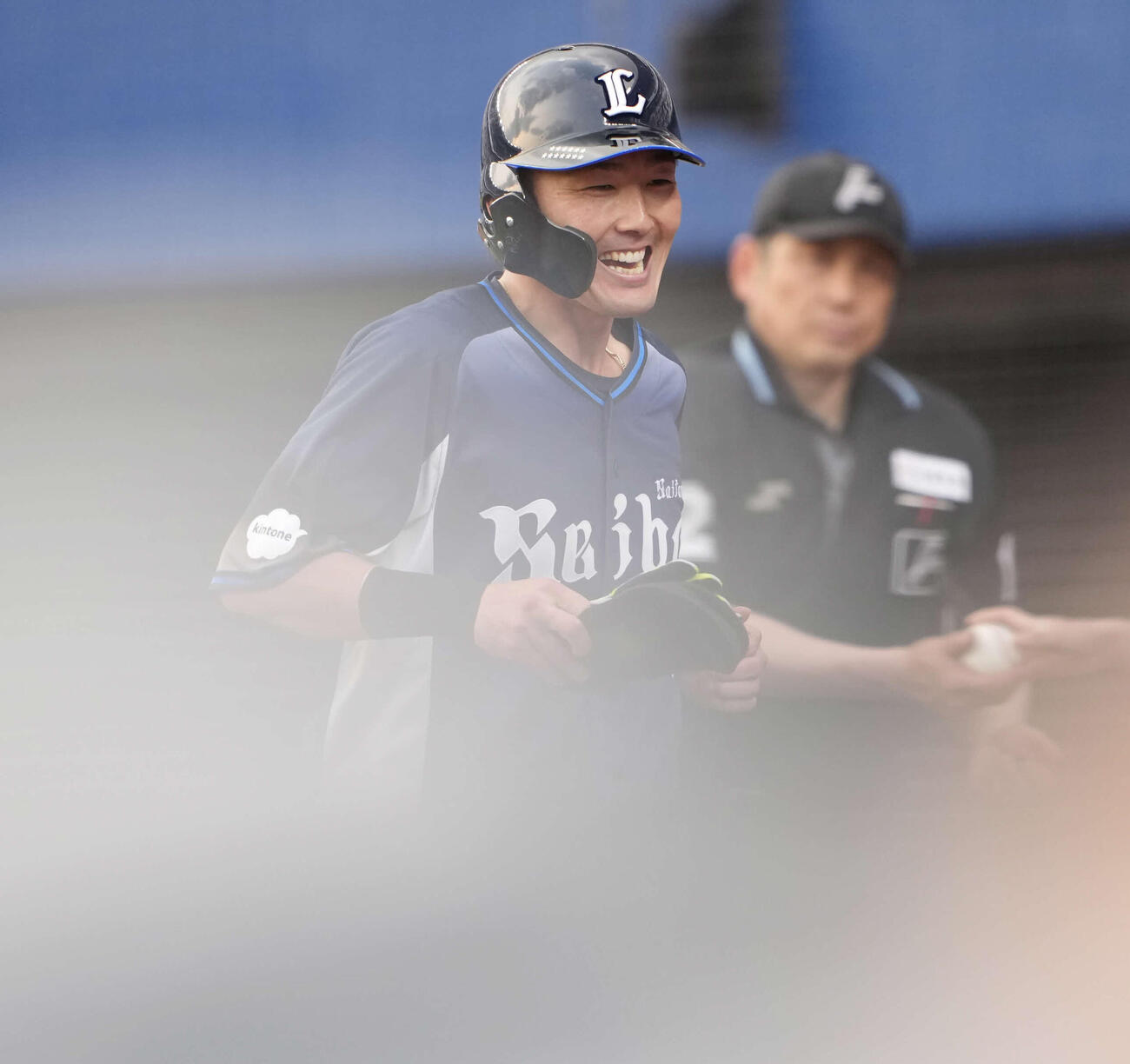 ロッテ対西武　9回表西武1死二、三塁、2点適時打を放ち笑顔を見せる源田（撮影・小島史椰）