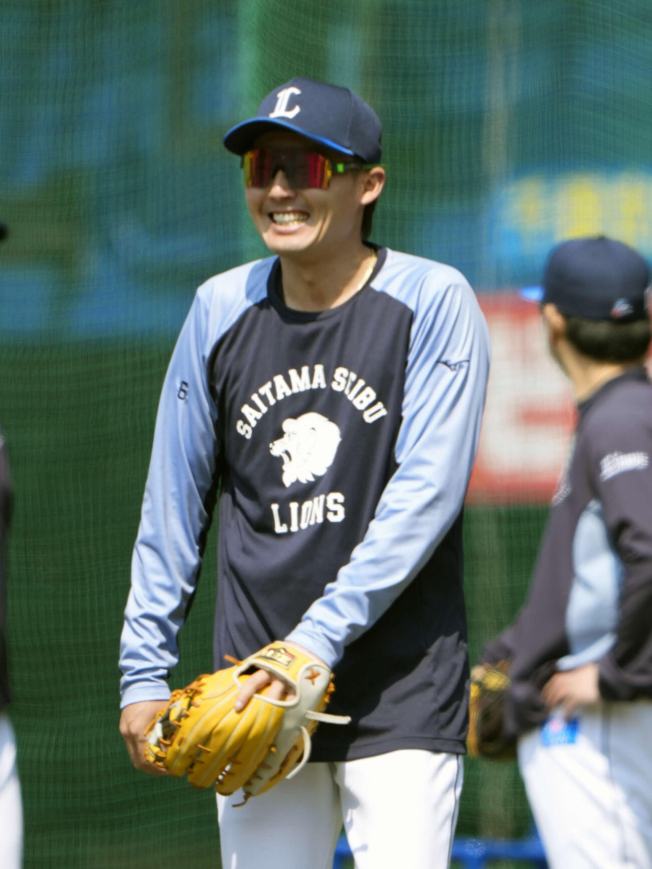 試合前練習で笑顔を見せる西武源田（撮影・小島史椰）