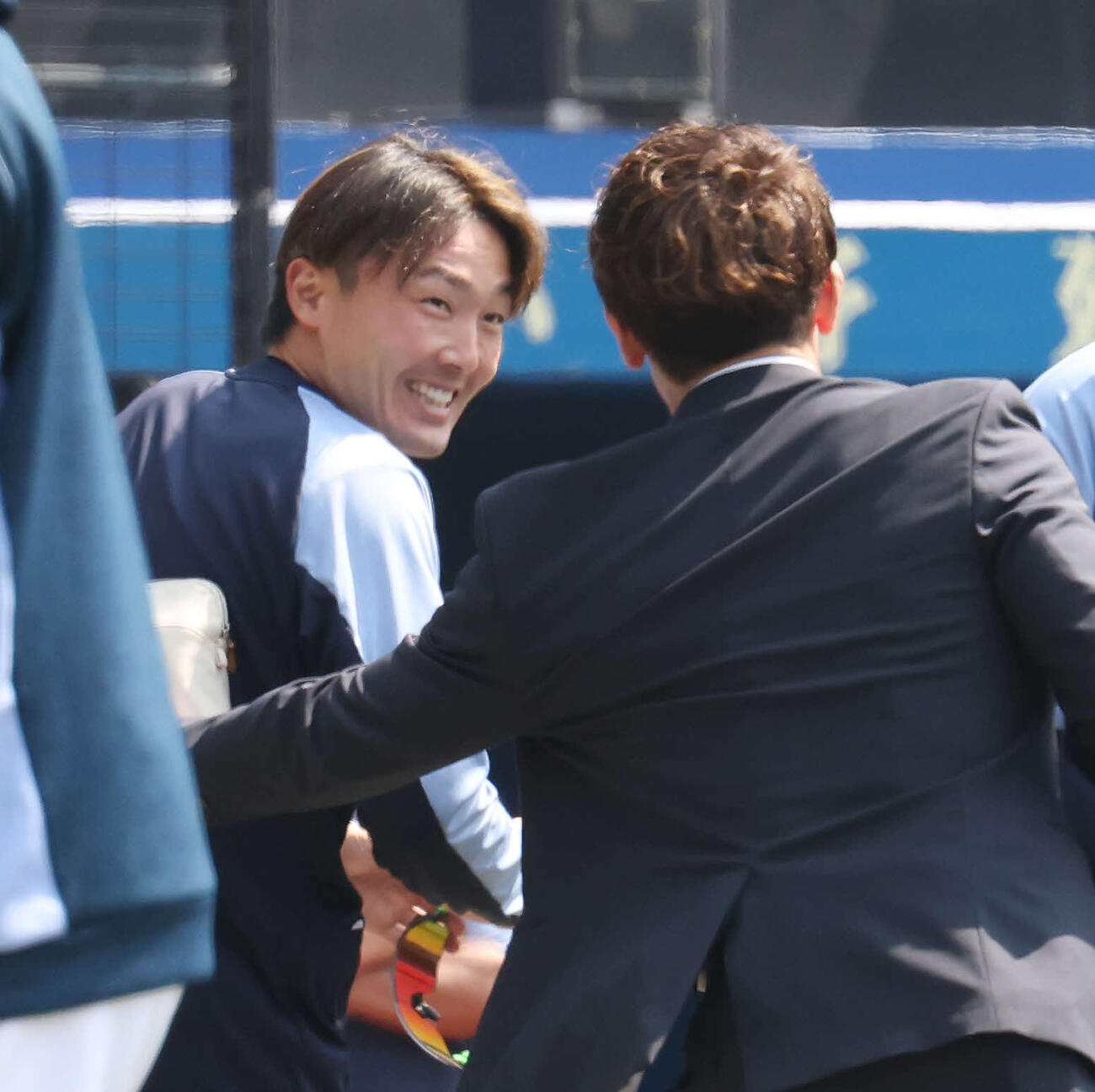 ロッテ対西武　試合前、松井氏（右）にあいさつする西武源田（撮影・宮地輝）