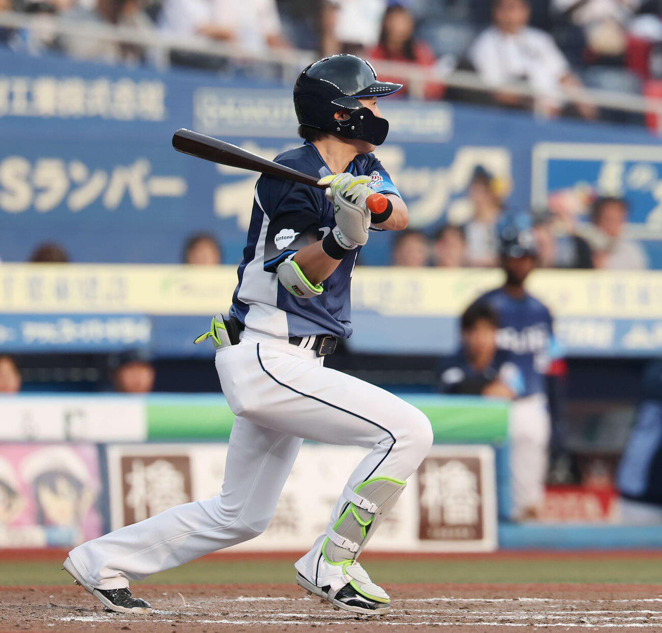 ロッテ対西武　9回表西武1死二、三塁、2点適時打を放つ源田（撮影・宮地輝）