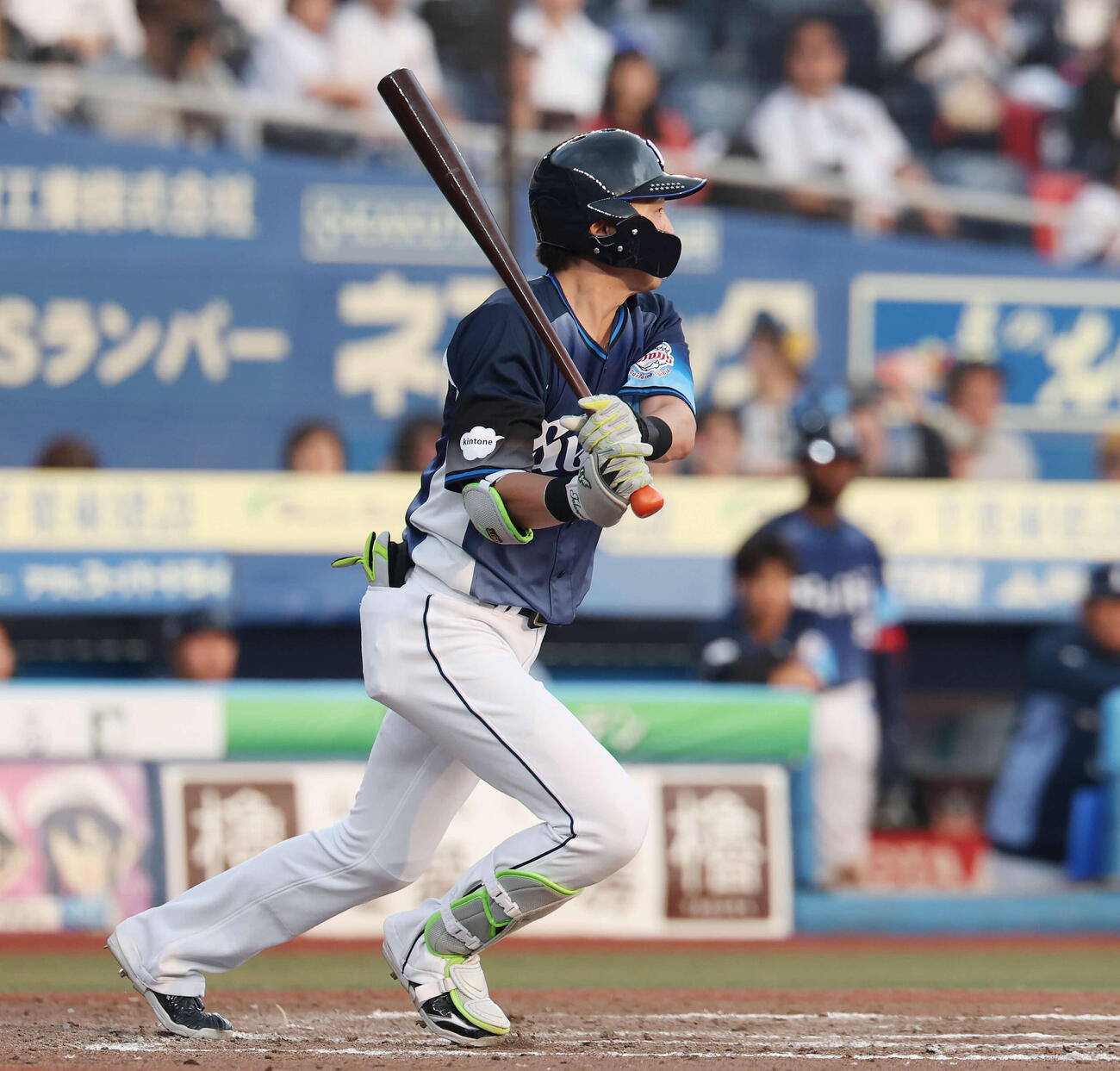 ロッテ対西武　9回表西武1死二、三塁、2点適時打を放つ源田（撮影・宮地輝）