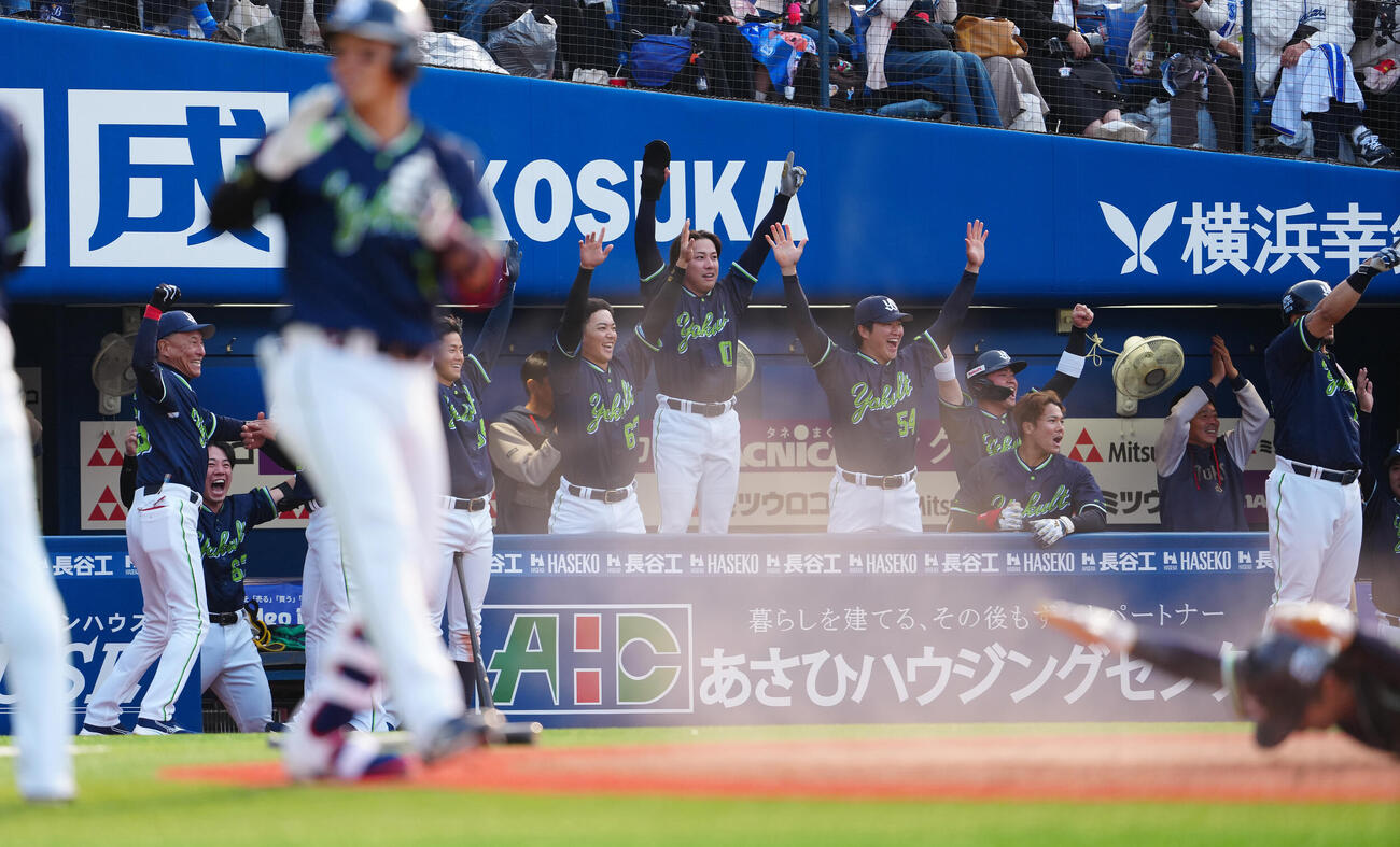 DeNA対ヤクルト　8回表ヤクルト無死満塁、サンタナの3点適時二塁打に盛り上がる池山監督（左）とベンチ（撮影・鈴木みどり）
