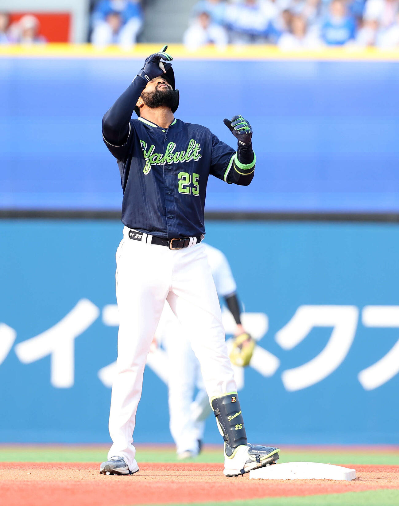 DeNA対ヤクルト　8回表ヤクルト無死満塁、サンタナは3点適時二塁打を放ちポーズを決める（撮影・鈴木正人）　