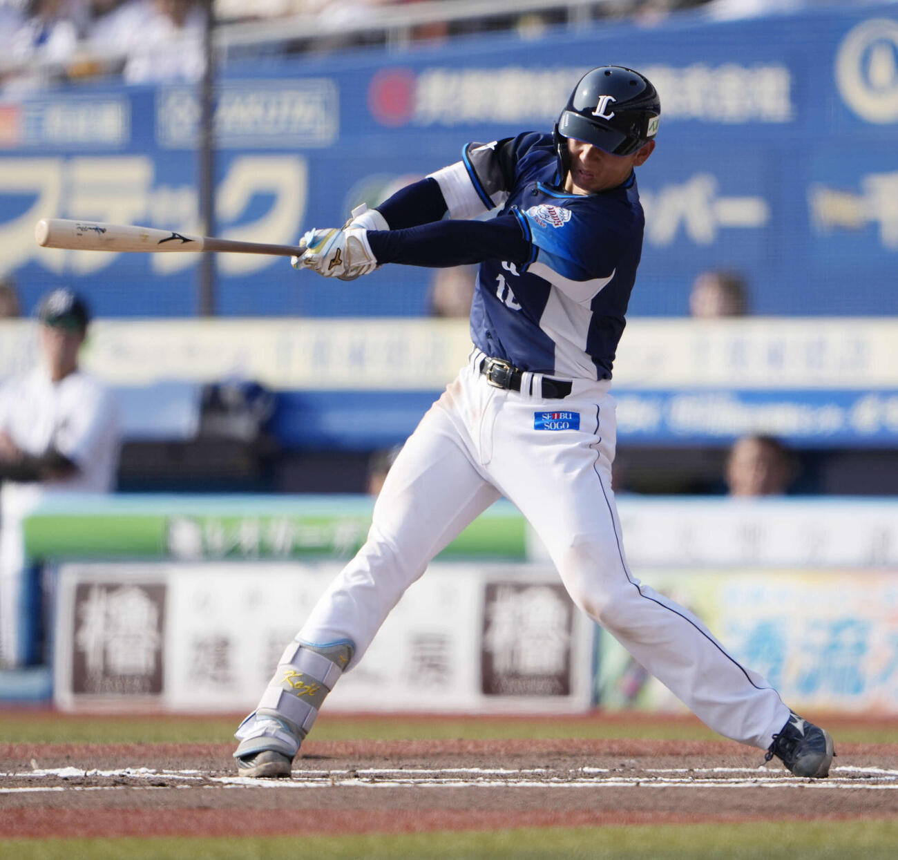 ロッテ対西武　6回表西武無死二塁、左前打を放つ小島（撮影・小島史椰）