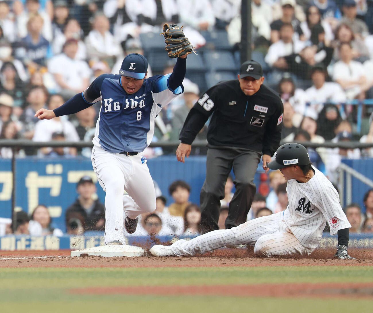 ロッテ対西武　8回裏ロッテ2死一、二塁、西川の三ゴロを捕球し小川（右）より先に三塁を踏む渡部（撮影・宮地輝）