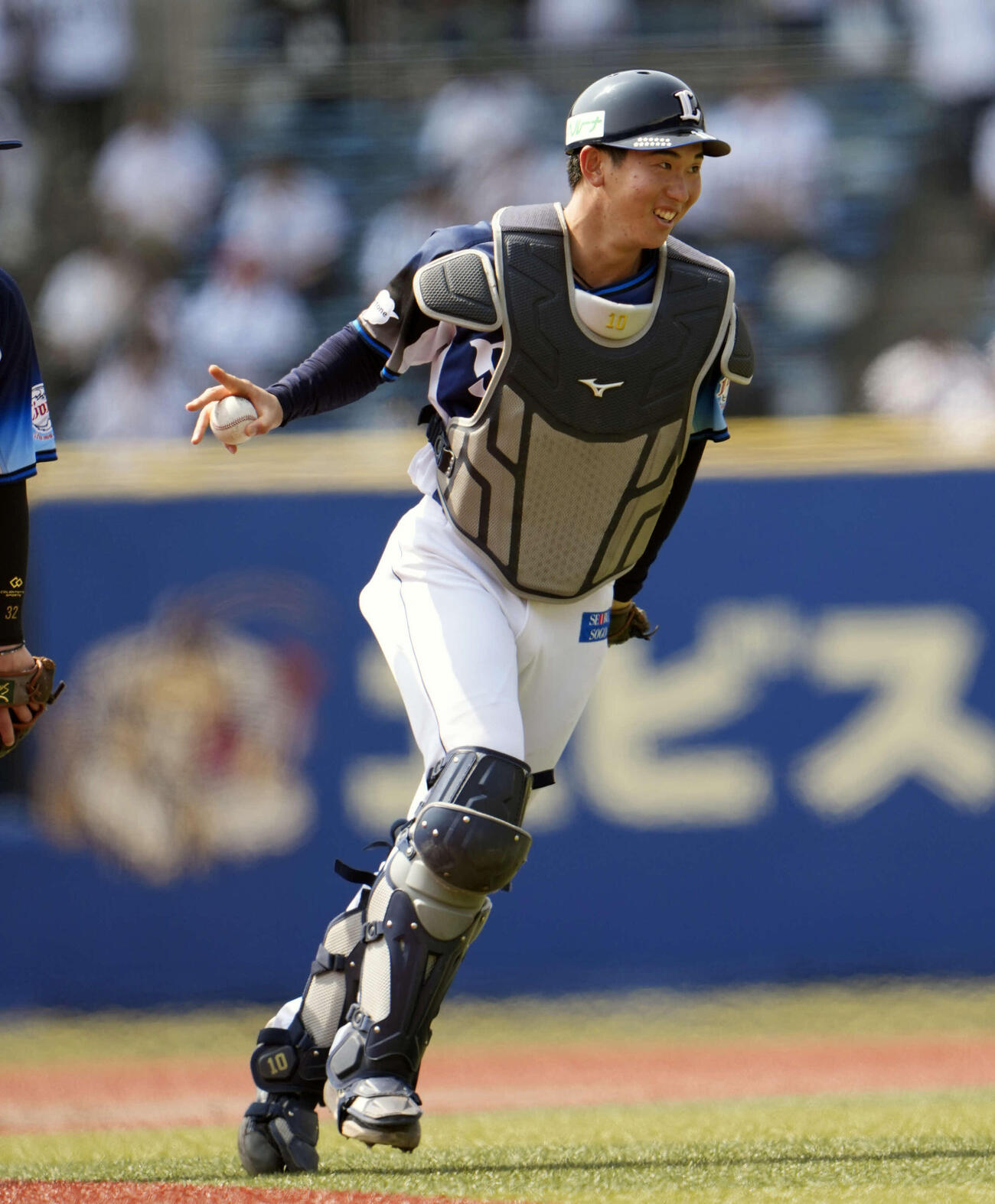 笑顔を見せる西武小島（撮影・小島史椰）