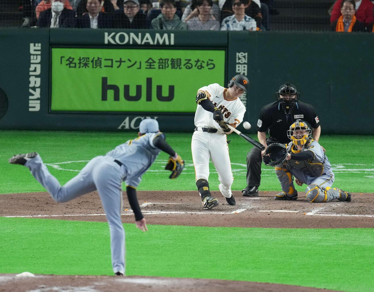 巨人対阪神　7回裏巨人2死、本塁打を放つ泉口。投手は及川（撮影・増田悦実）