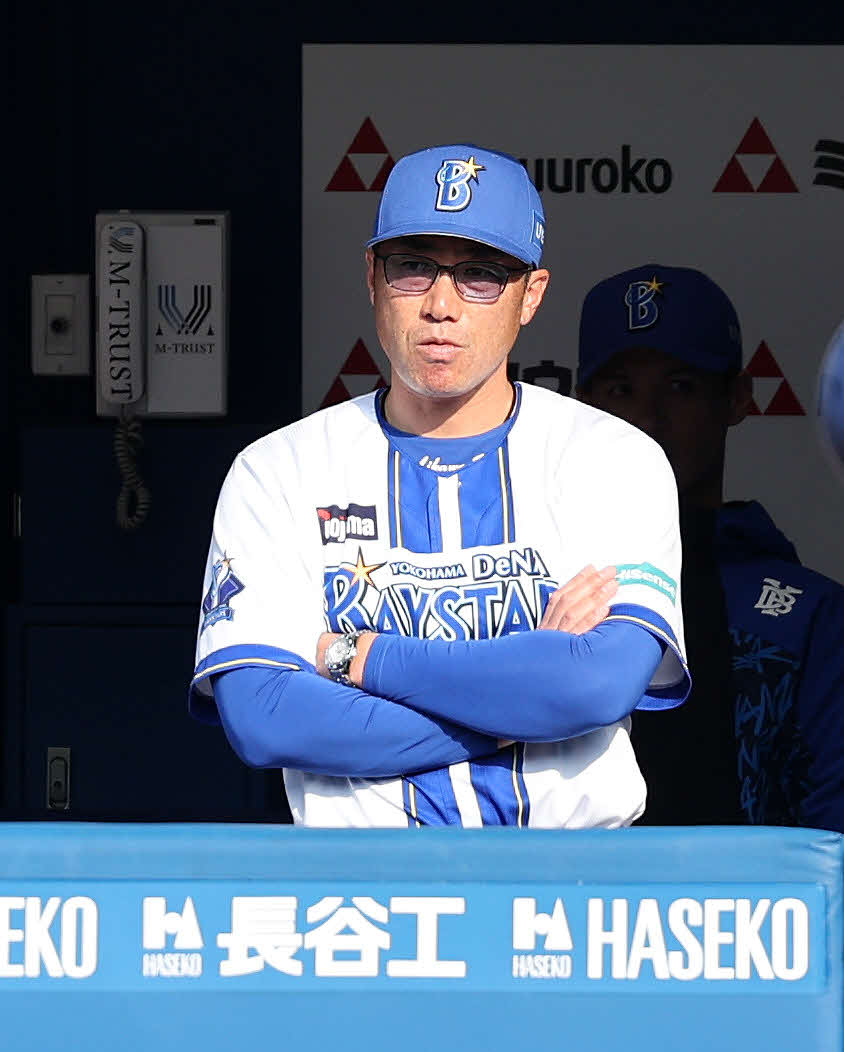 DeNA対ヤクルト　6回裏、戦況を見つめるDeNA相川監督（撮影・鈴木正人）　