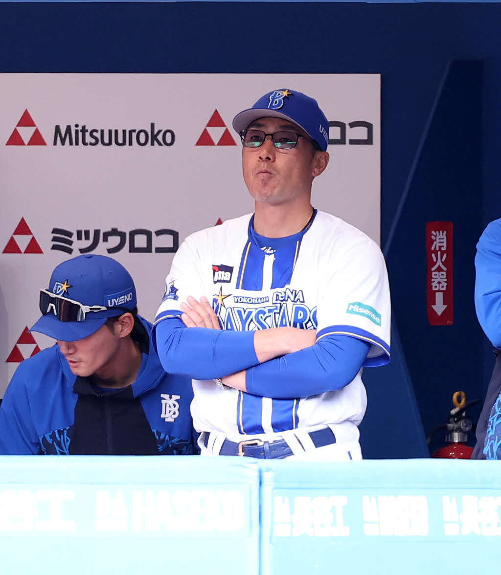 DeNA対ヤクルト　5回裏、戦況を見つめるDeNA相川監督（撮影・鈴木正人）　