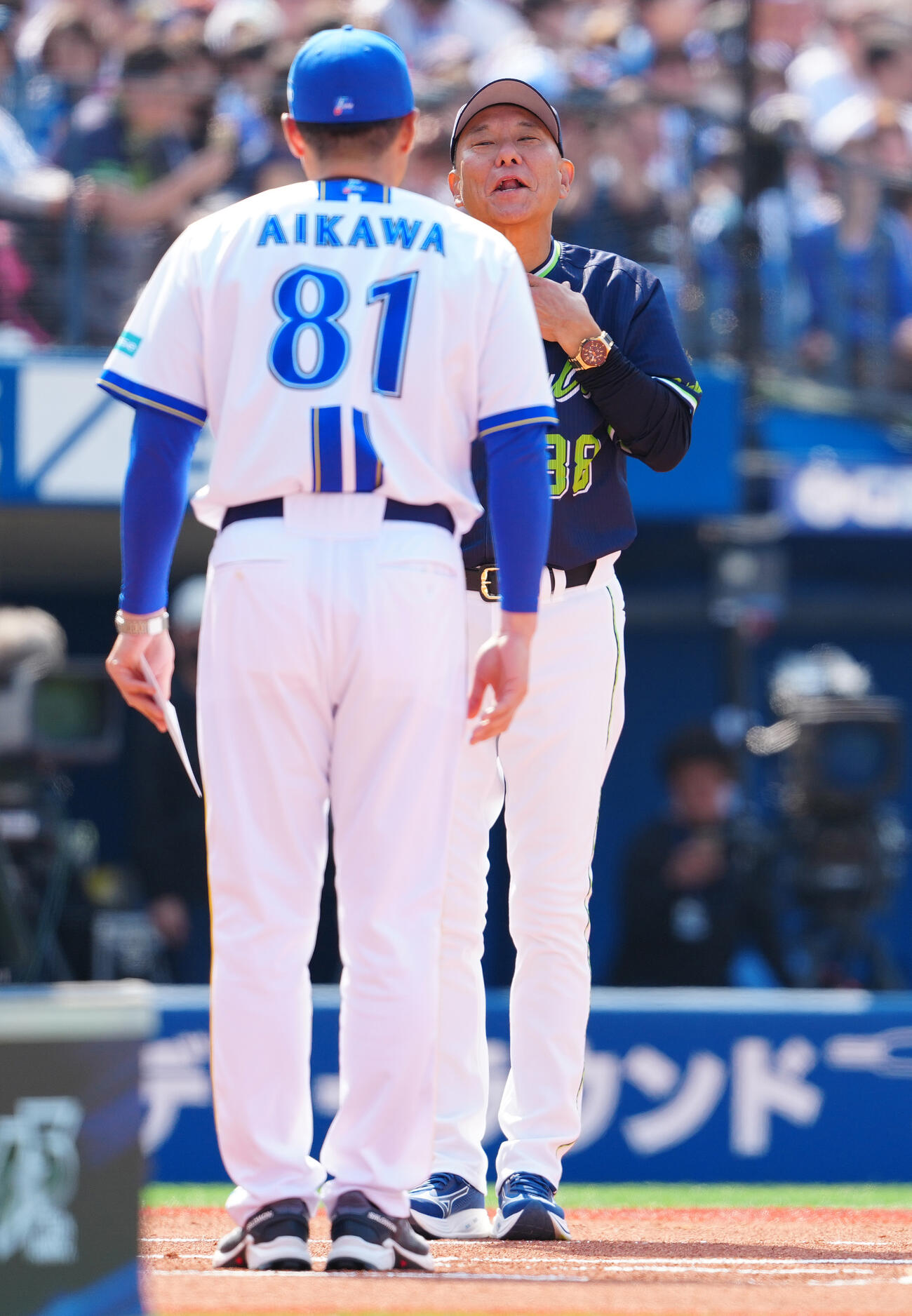 DeNA対ヤクルト　メンバー表最終確認でDeNA相川監督（手前）に声をかけるヤクルト池山監督（撮影・鈴木みどり）