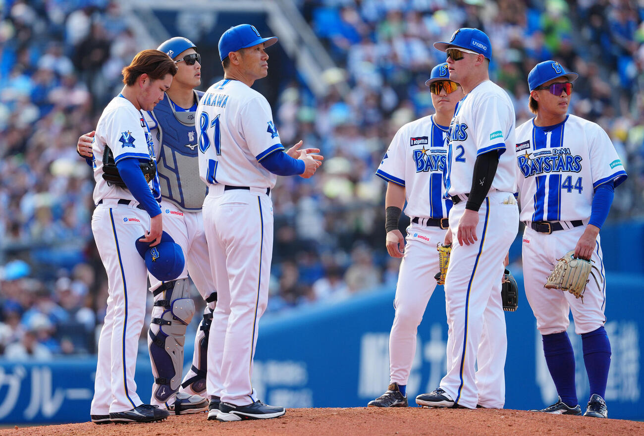 DeNA対ヤクルト　8回表、降板する石田裕（左）はマウンドでうつむく。左から3人目は相川監督（撮影・鈴木みどり）
