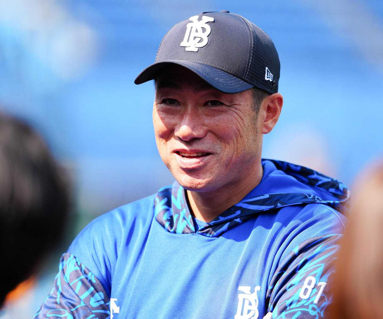 DeNA対ヤクルト　試合前練習で取材に応じるDeNA相川監督（撮影・鈴木みどり）