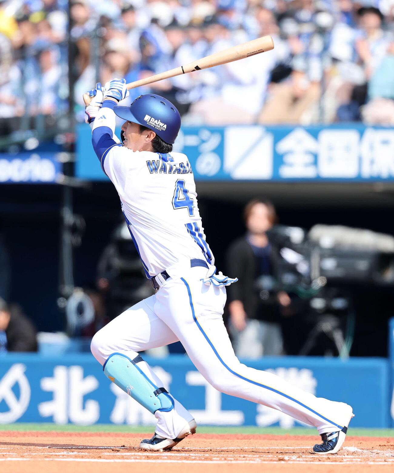 DeNA対ヤクルト　1回裏DeNA1死、度会はソロ本塁打を放つ（撮影・鈴木正人）　