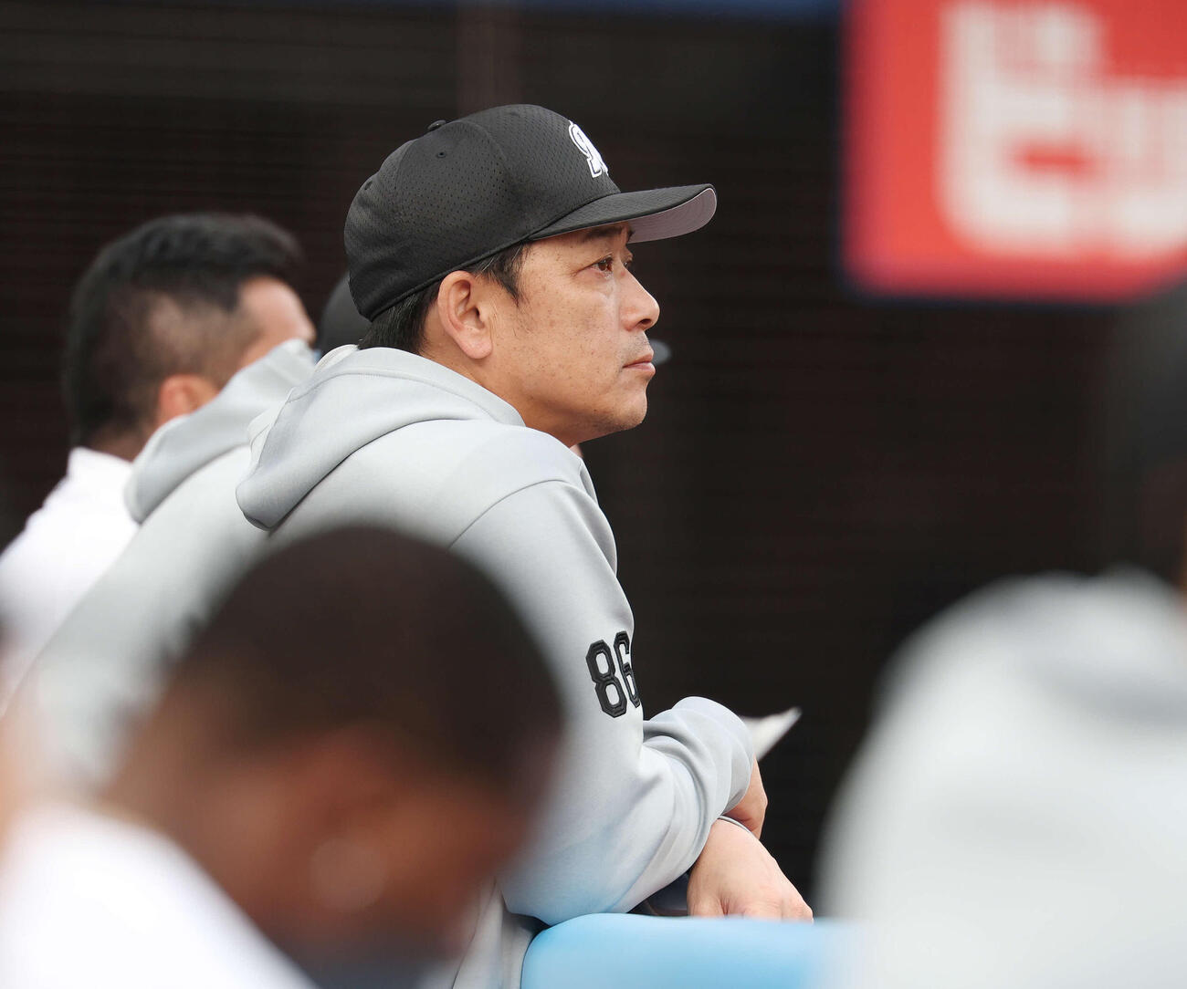 ロッテ対西武　戦況を見つめるロッテのサブロー監督（撮影・宮地輝）