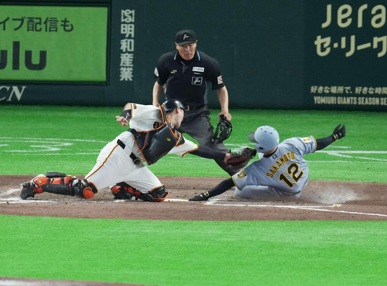 巨人対阪神　8回表阪神2死二、三塁、木浪の適時内野安打で生還する坂本。捕手は岸田（撮影・増田悦実）