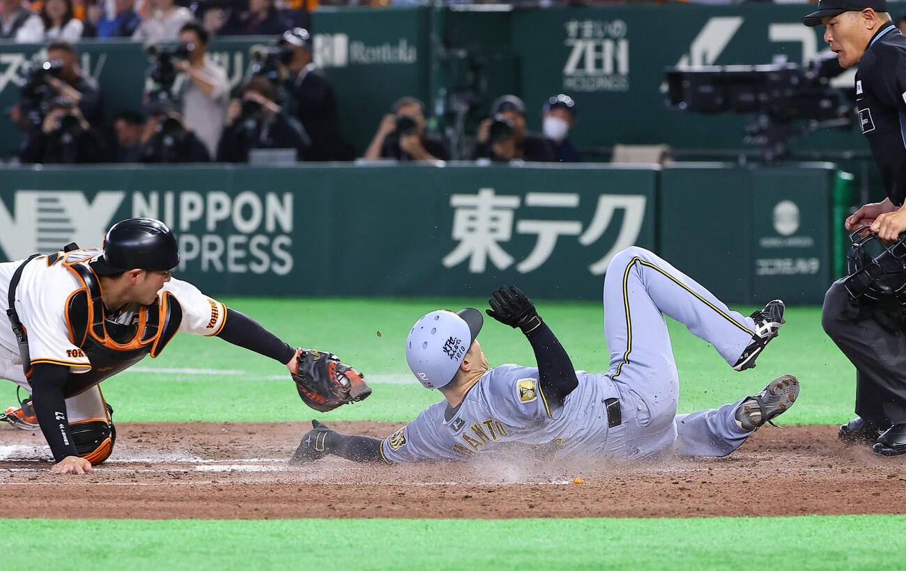 巨人対阪神　8回表阪神2死二、三塁、坂本は木浪の適時内野安打で生還する。捕手は岸田（撮影・上田博志）