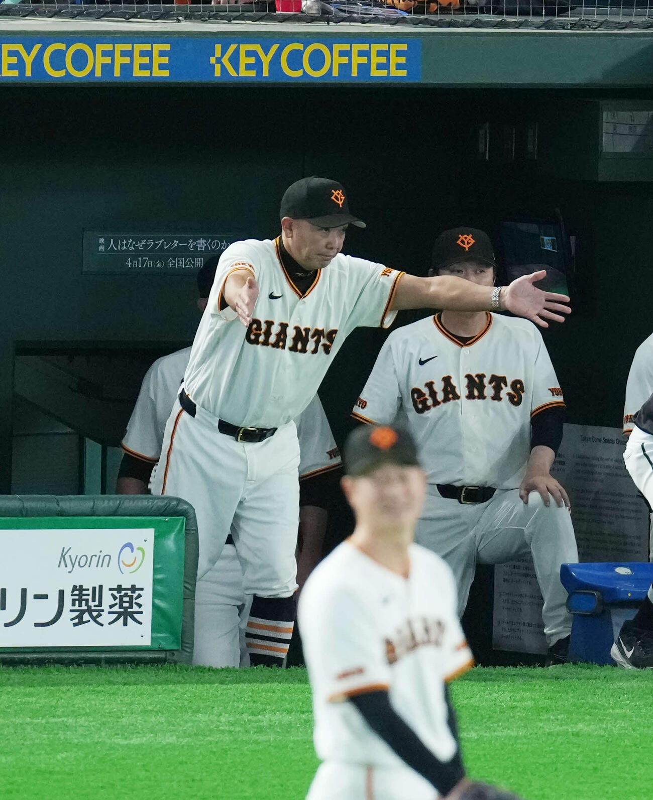 巨人対阪神　8回表阪神2死二、三塁、リクエストを申請する阿部監督（撮影・増田悦実）