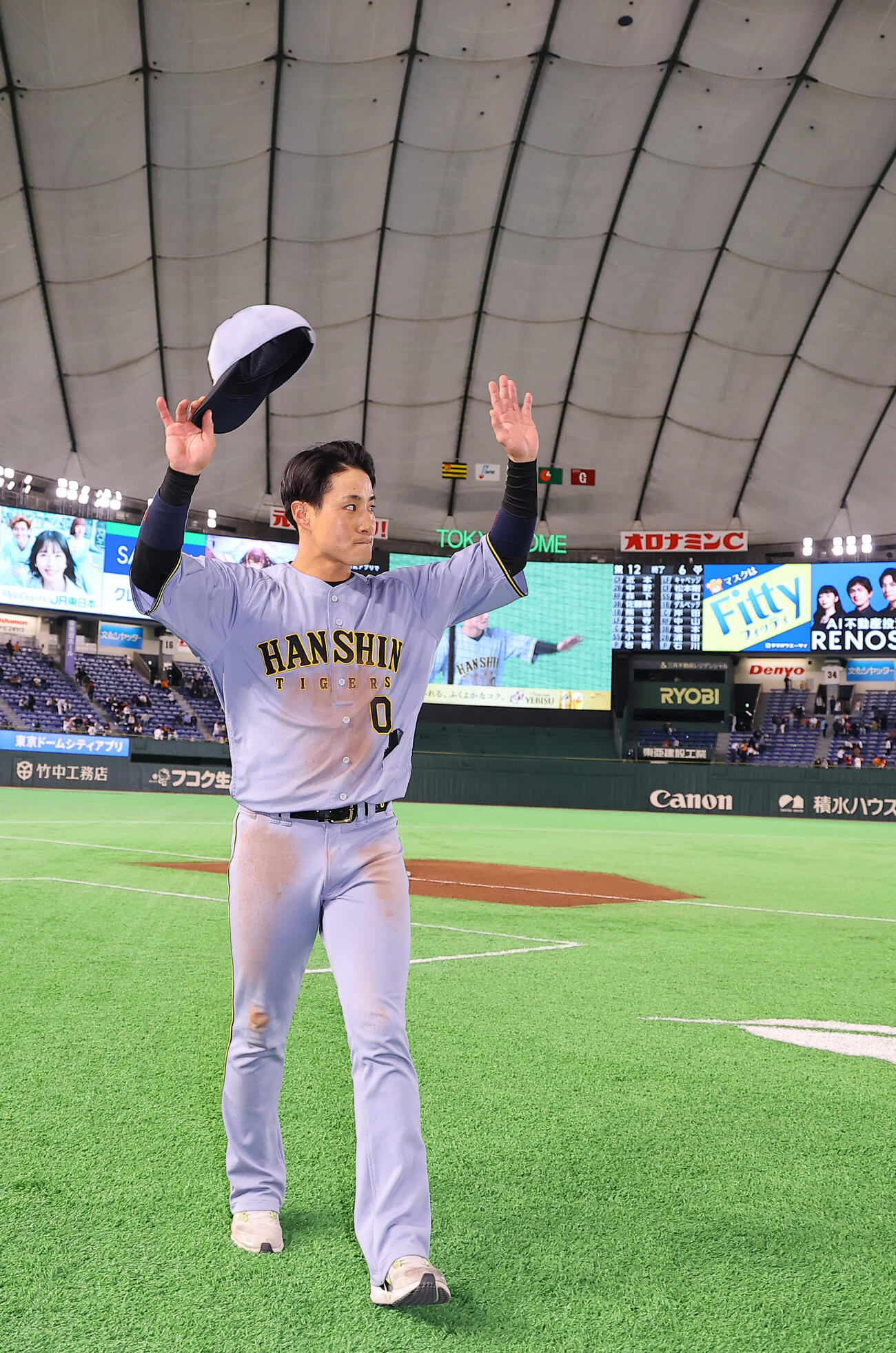 巨人対阪神　ヒーローインタビューを受けた木浪はファンの歓声に応える（撮影・上田博志）