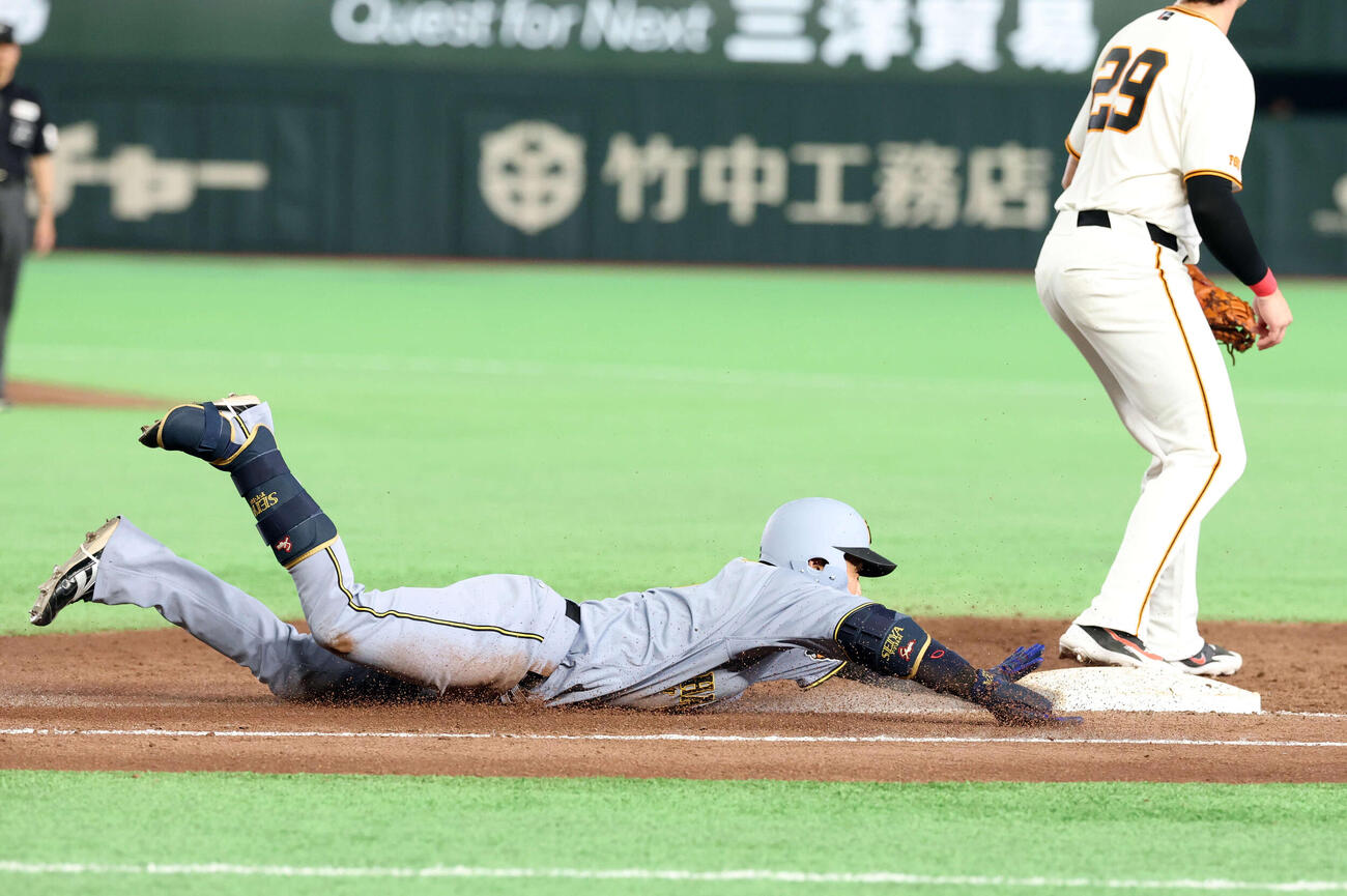 巨人対阪神　8回表阪神2死二、三塁、木浪は適時内野安打を放ち一塁ヘッドスライティング（撮影・浅見桂子）
