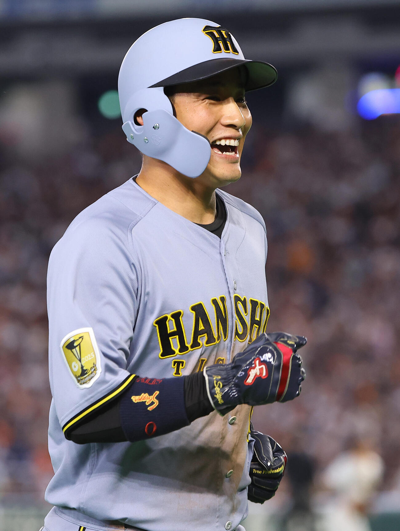 巨人対阪神　8回表阪神2死二、三塁、勝ち越し2点適時内野安打を放った木浪聖也は笑顔を見せる（撮影・上田博志）
