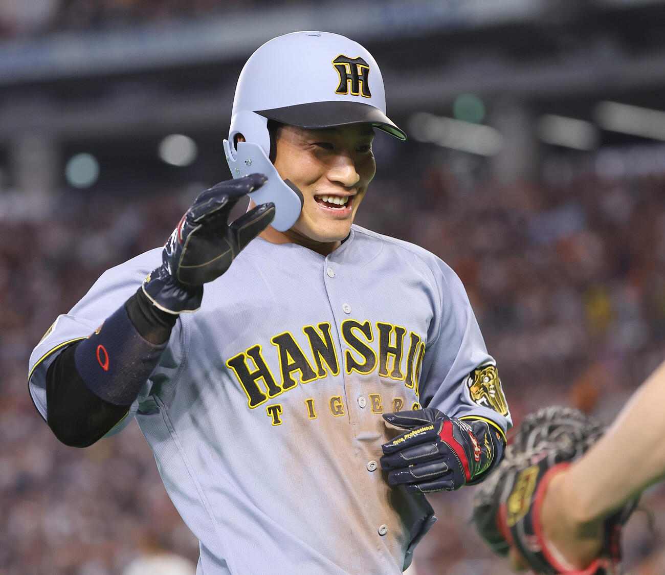 巨人対阪神　8回表阪神2死二、三塁、勝ち越し2点適時内野安打を放った木浪聖也は笑顔を見せる（撮影・上田博志）
