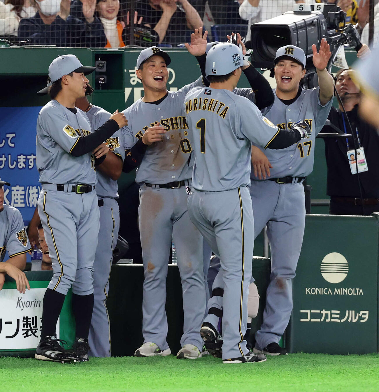 巨人対阪神　9回表阪神1死、森下（手前）がソロ本塁打を放ち、笑顔で迎える木浪（中央）ら（撮影・浅見桂子）