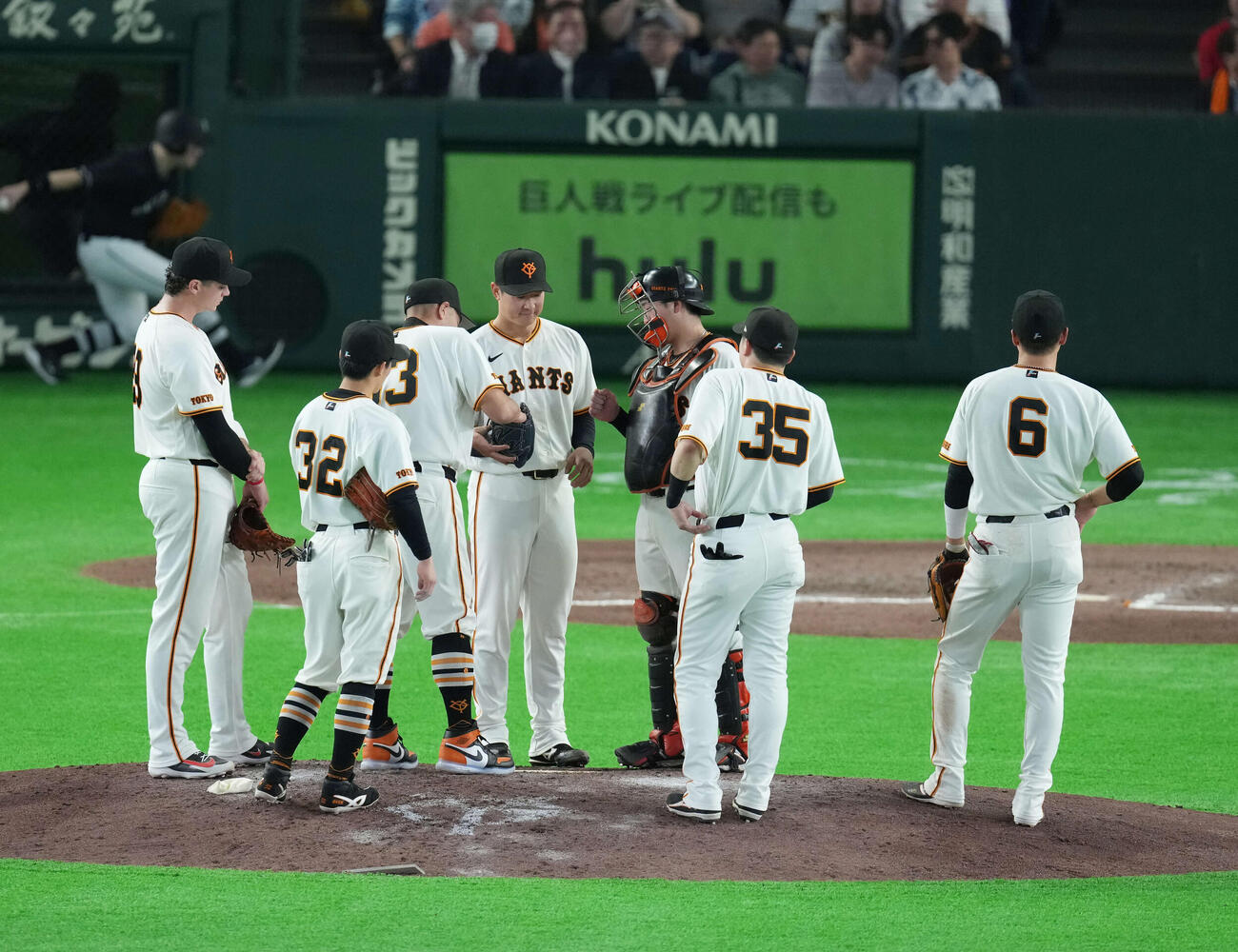 巨人対阪神　8回表阪神1死二、三塁、登板した中川（中央）にボールを渡す阿部監督（撮影・増田悦実）