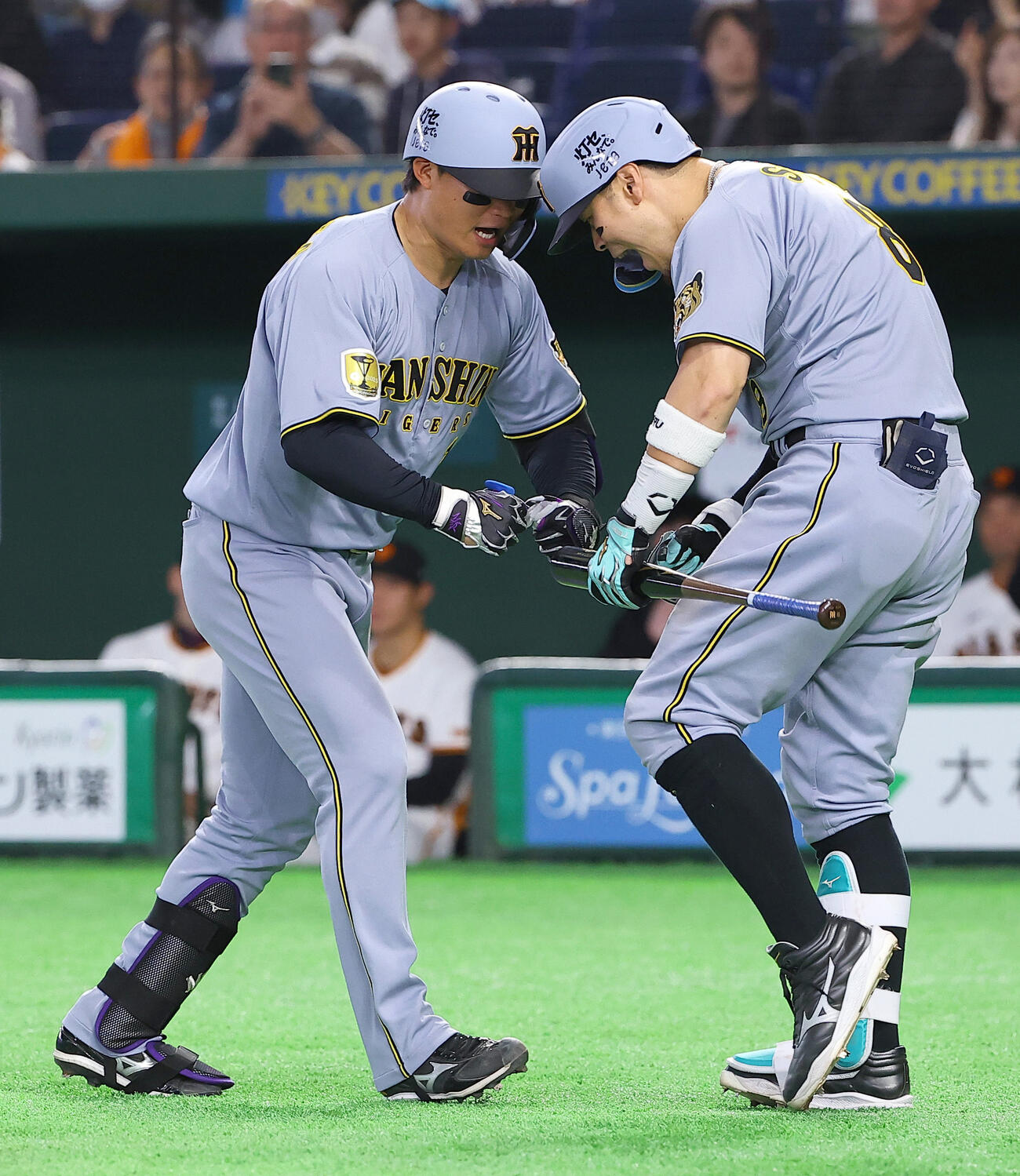 巨人対阪神　9回表阪神1死、本塁打を放った森下（左）は佐藤と喜び合う（撮影・上田博志）