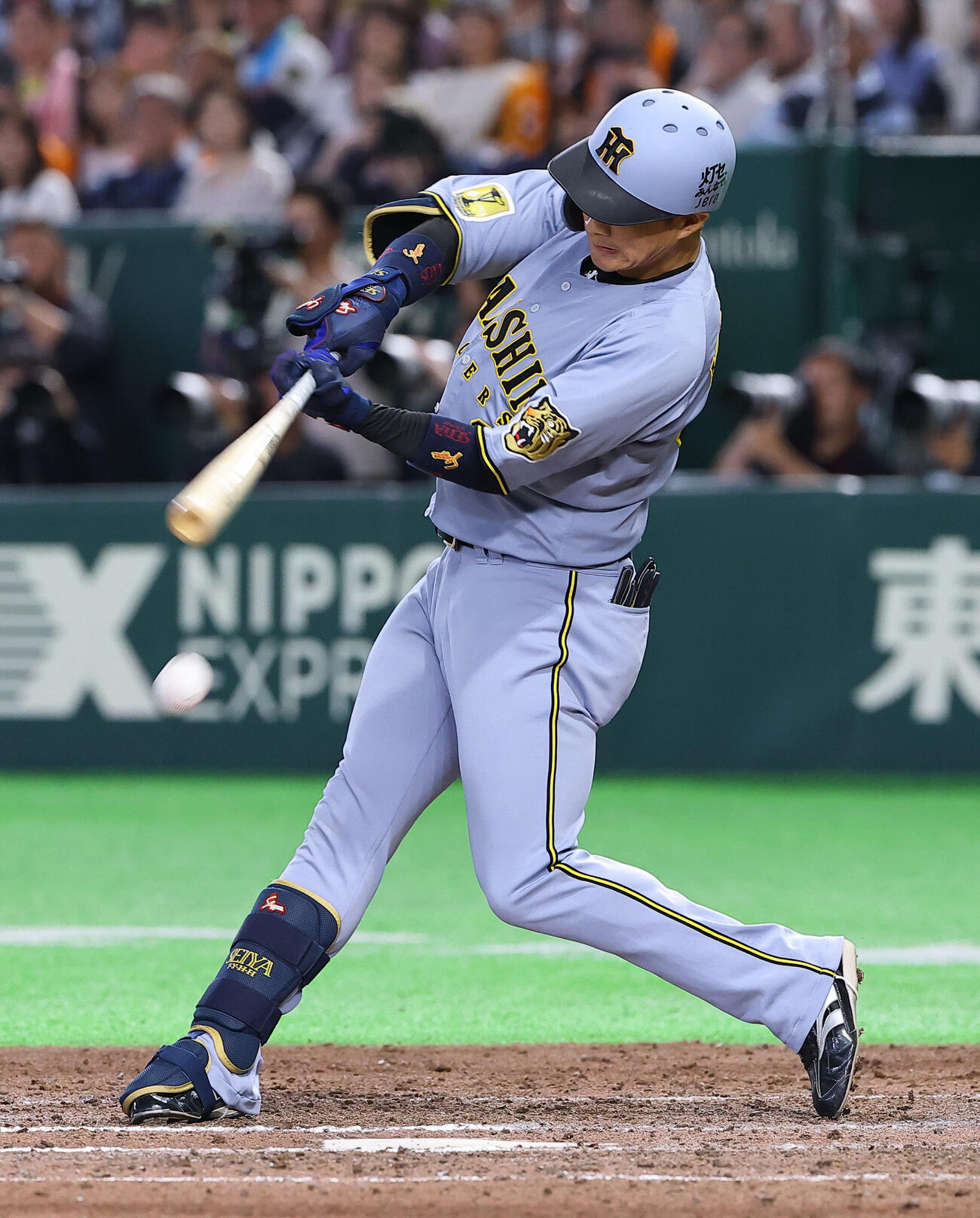 巨人対阪神　8回表阪神2死二、三塁、木浪は勝ち越し2点適時内野安打を放つ（撮影・上田博志）