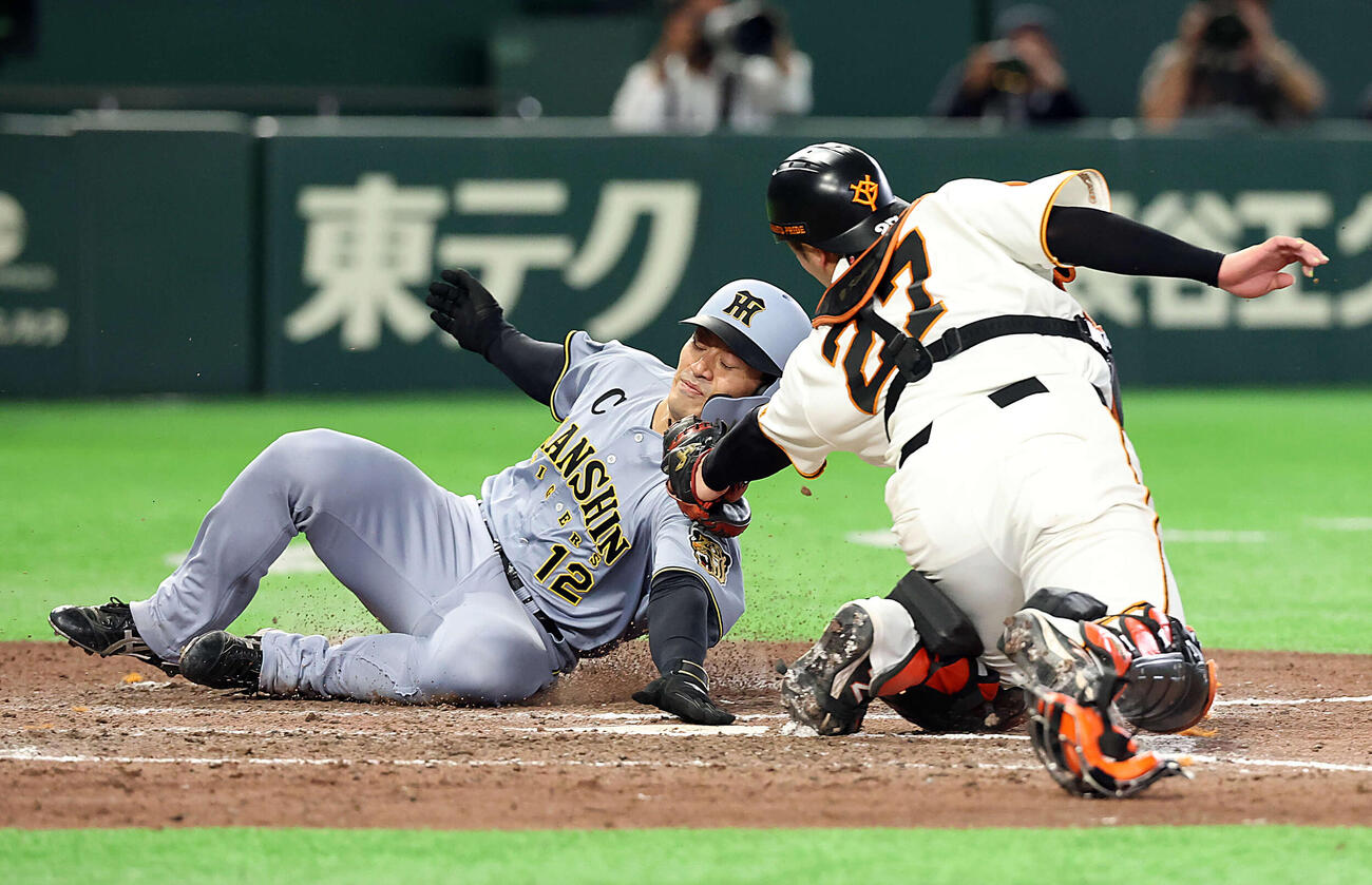 巨人対阪神　8回表阪神2死二、三塁、木浪の適時内野安打で二塁から生還する坂本。捕手岸田（撮影・浅見桂子）