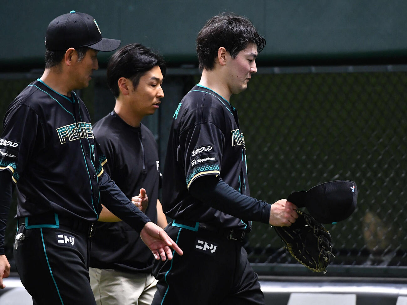 ソフトバンク対日本ハム　2回裏ソフトバンク2死三塁、暴投で生還した三塁走者の川瀬を避けた際に捕手の田宮と交錯し、手当てを受けるためベンチへ戻る有原（撮影・岩下翔太）