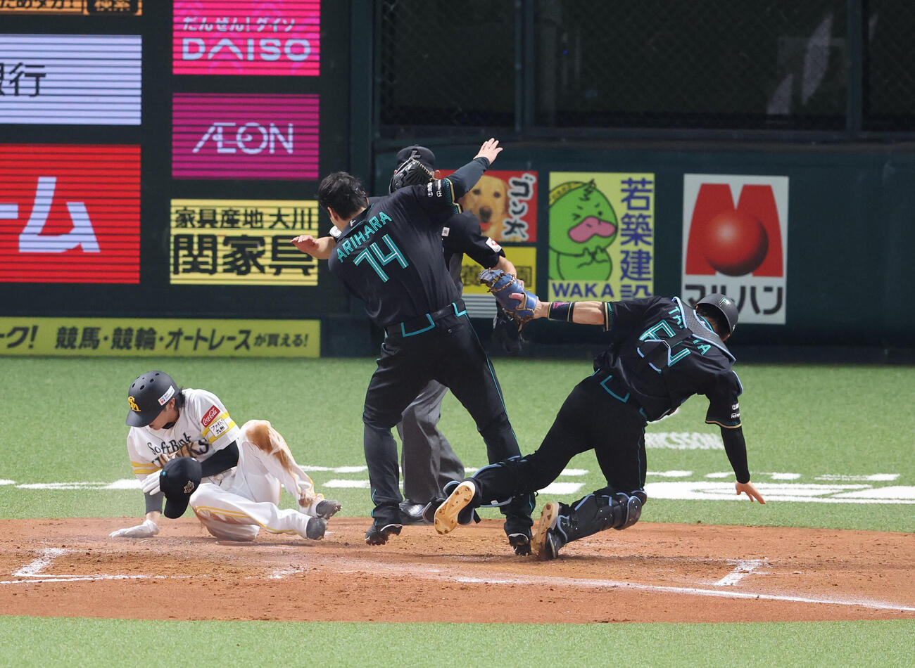 ソフトバンク対日本ハム　2回裏ソフトバンク2死三塁、打者近藤のとき有原が暴投、その間に三塁走者の川瀬が本塁をつく、その際に有原と田宮捕手が接触（撮影・梅根麻紀）