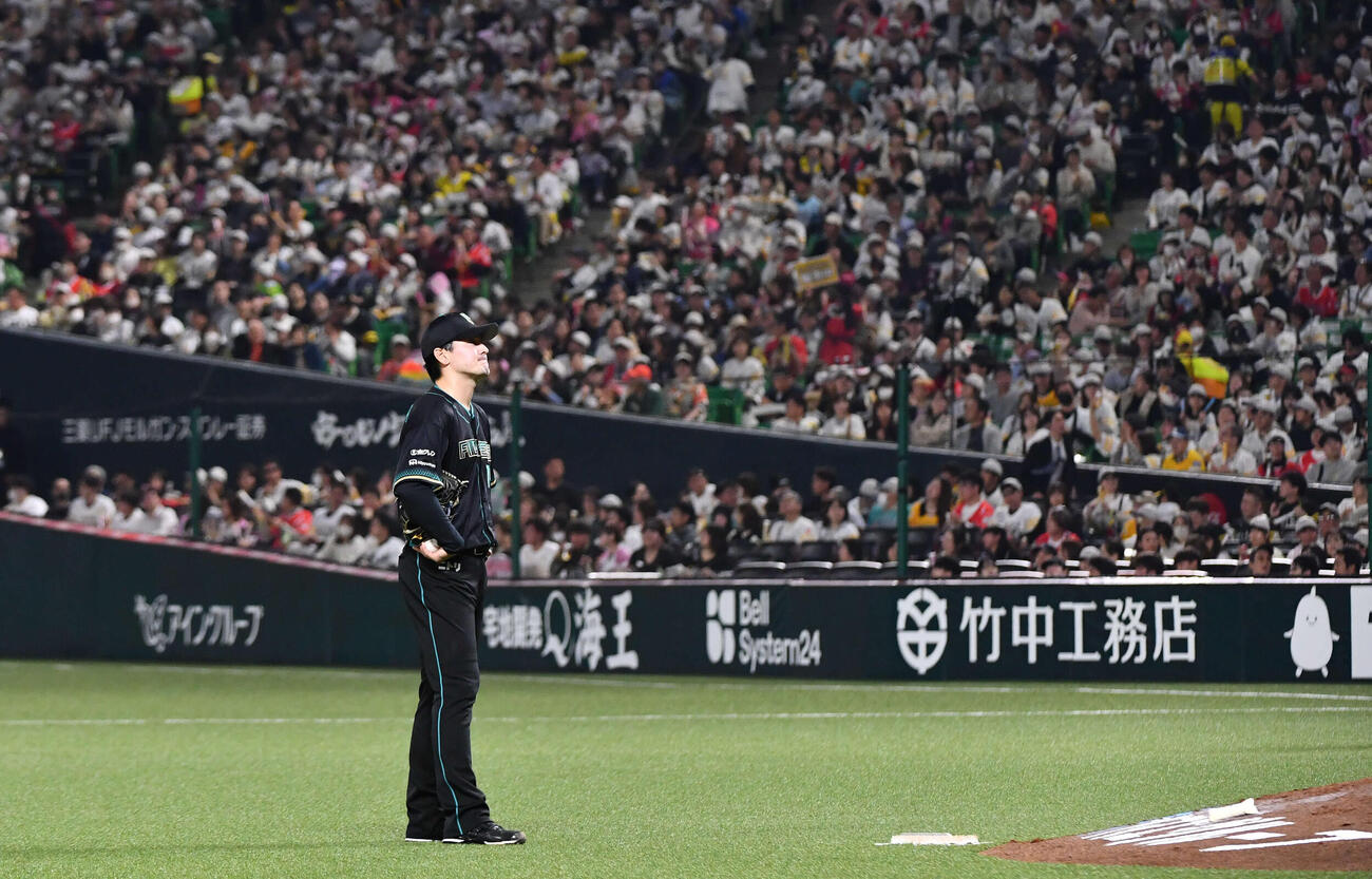 ソフトバンク対日本ハム　2回裏ソフトバンク1死二、三塁、周東の二ゴロの間に勝ち越しを許し、悔しがる有原（撮影・岩下翔太）