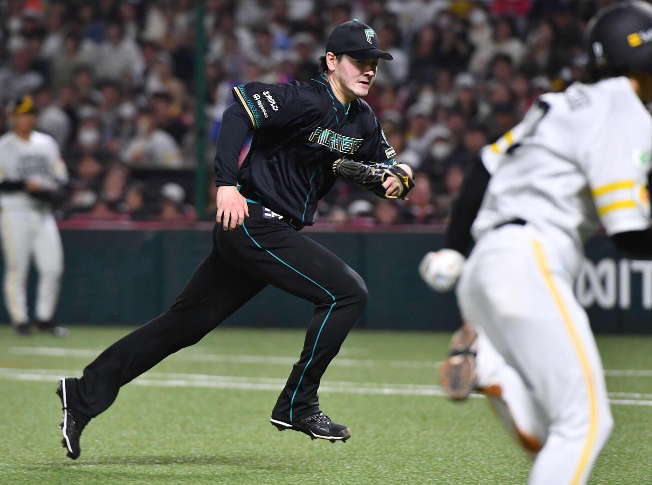 ソフトバンク対日本ハム　2回裏ソフトバンク2死三塁、暴投で三塁走者の生還を許した有原（撮影・岩下翔太）