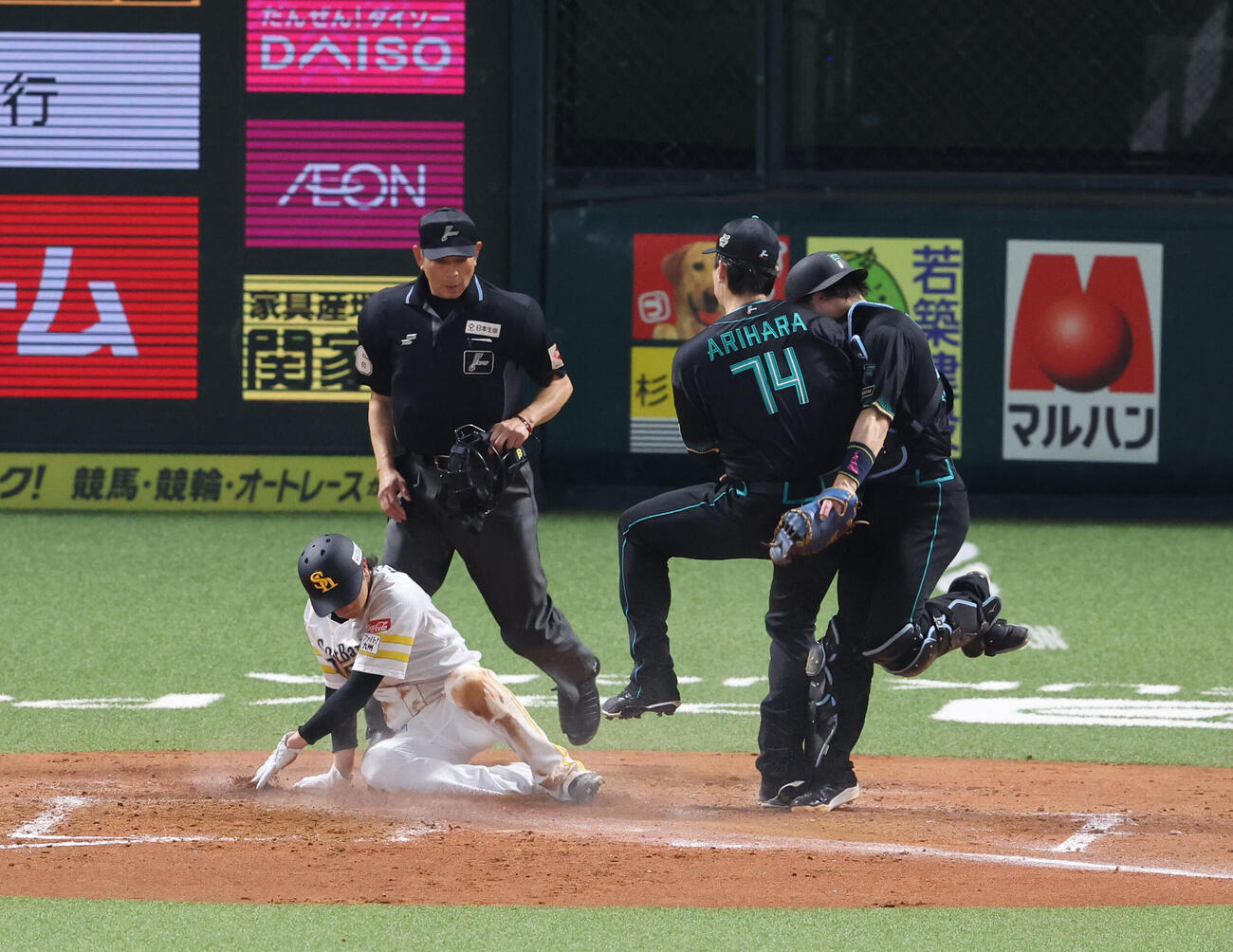 ソフトバンク対日本ハム　2回裏ソフトバンク2死三塁、打者近藤のとき有原が暴投、その間に三塁走者の川瀬が本塁をつく、その際に有原と田宮捕手が接触（撮影・梅根麻紀）