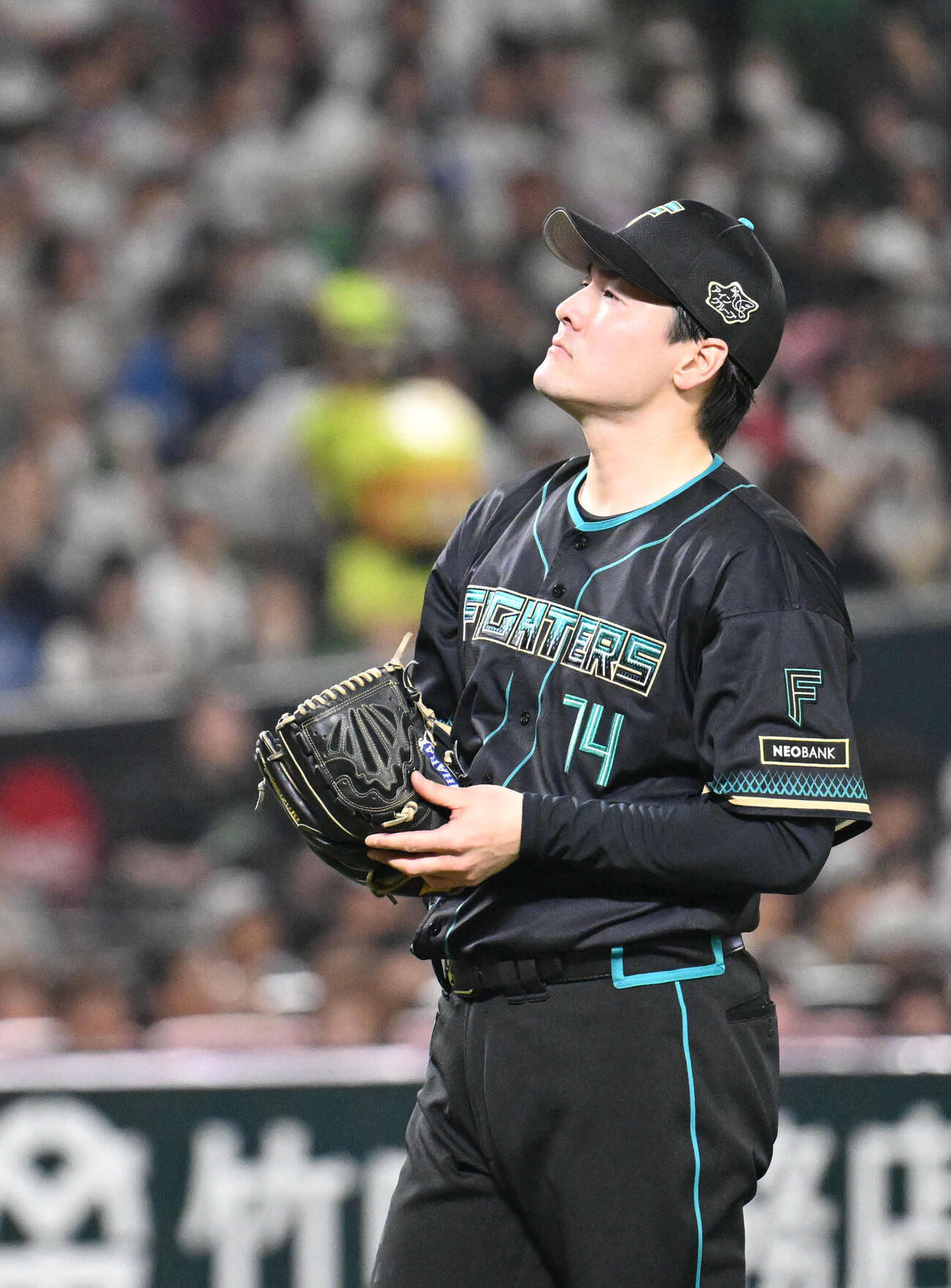 ソフトバンク対日本ハム　4回裏ソフトバンク1死一塁、失点を許し厳しい表情を見せる有原（撮影・林敢治）
