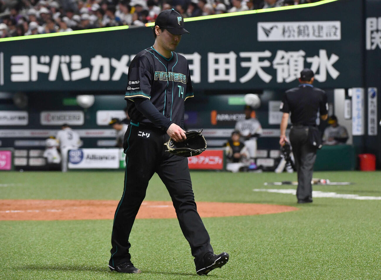 ソフトバンク対日本ハム　4回裏、味方の失策などで7点目を失った有原は厳しい表情でベンチへ戻る（撮影・岩下翔太）