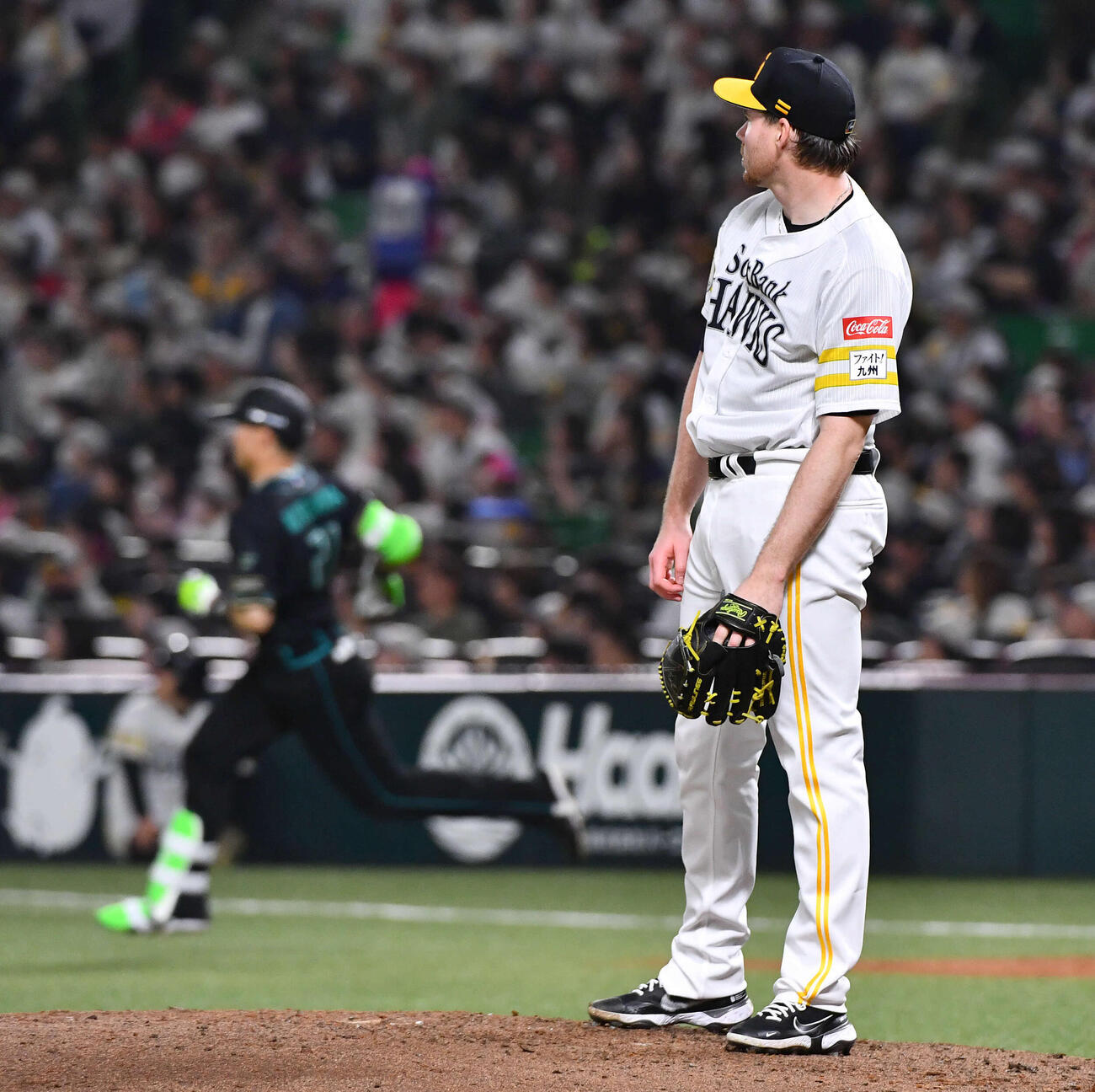 ソフトバンク対日本ハム　3回表日本ハム無死、清宮幸（左）に右中間へ本塁打を打たれたスチュワート（撮影・岩下翔太）