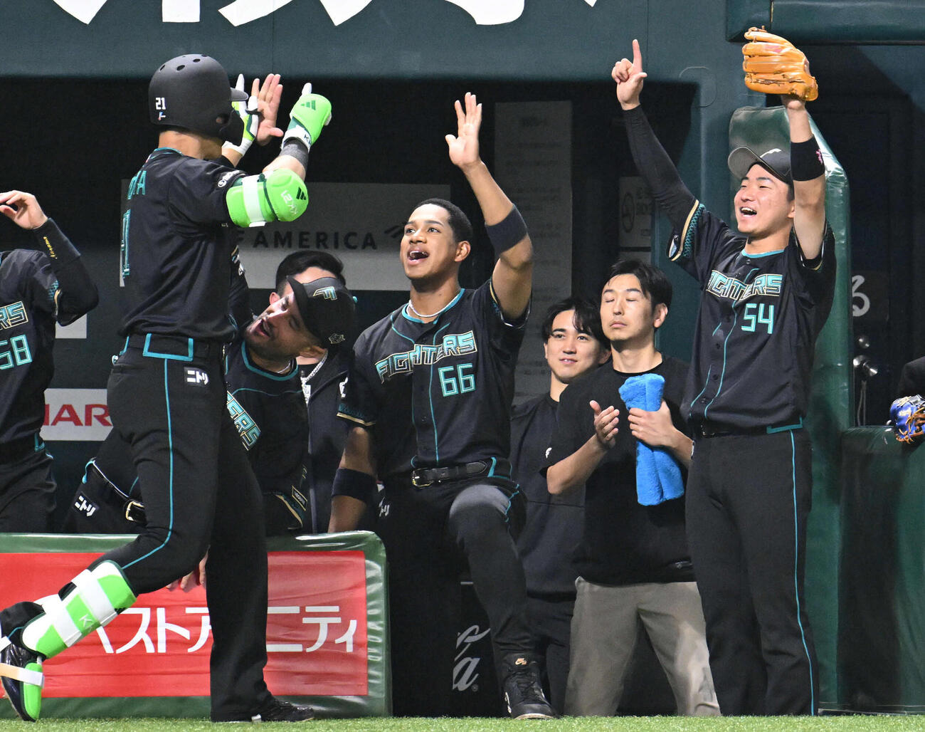ソフトバンク対日本ハム　3回表日本ハム無死、清宮幸（左）は本塁打を放ちナインとタッチを交わす（撮影・林敢治）